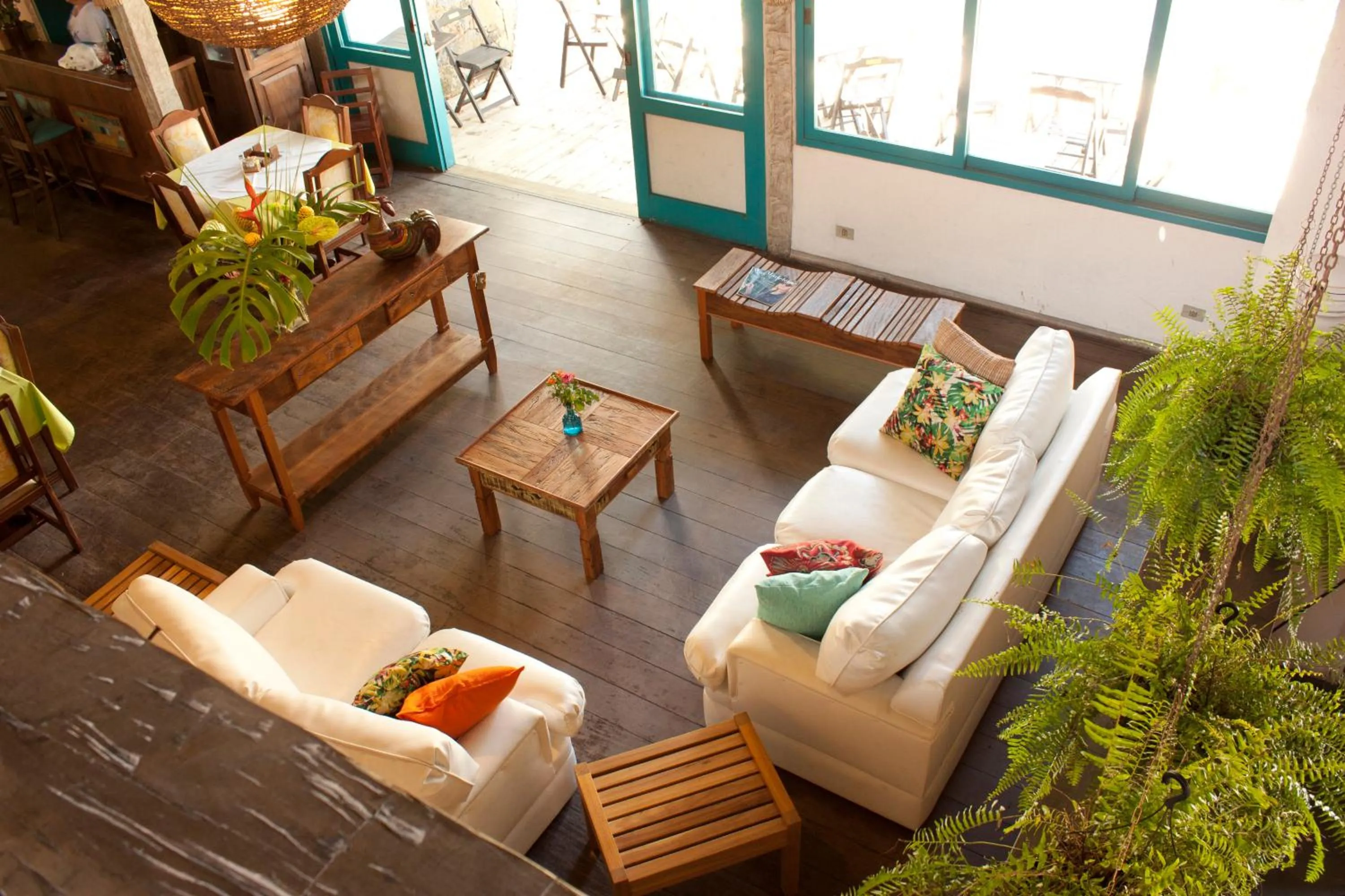 Communal lounge/ TV room in Ilha Deck Hotel