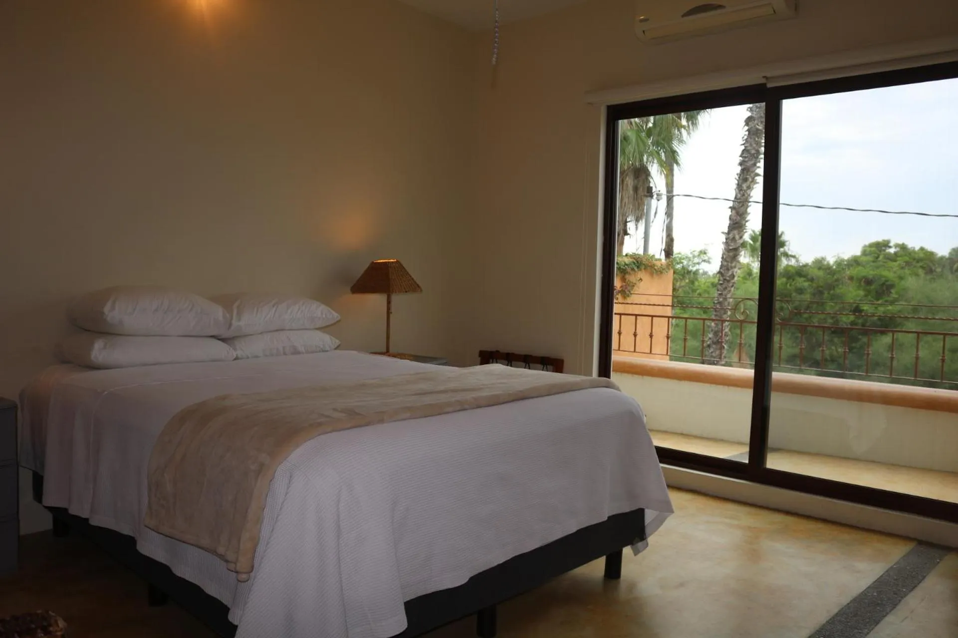 Photo of the whole room, Bed in Casa Bugambilias