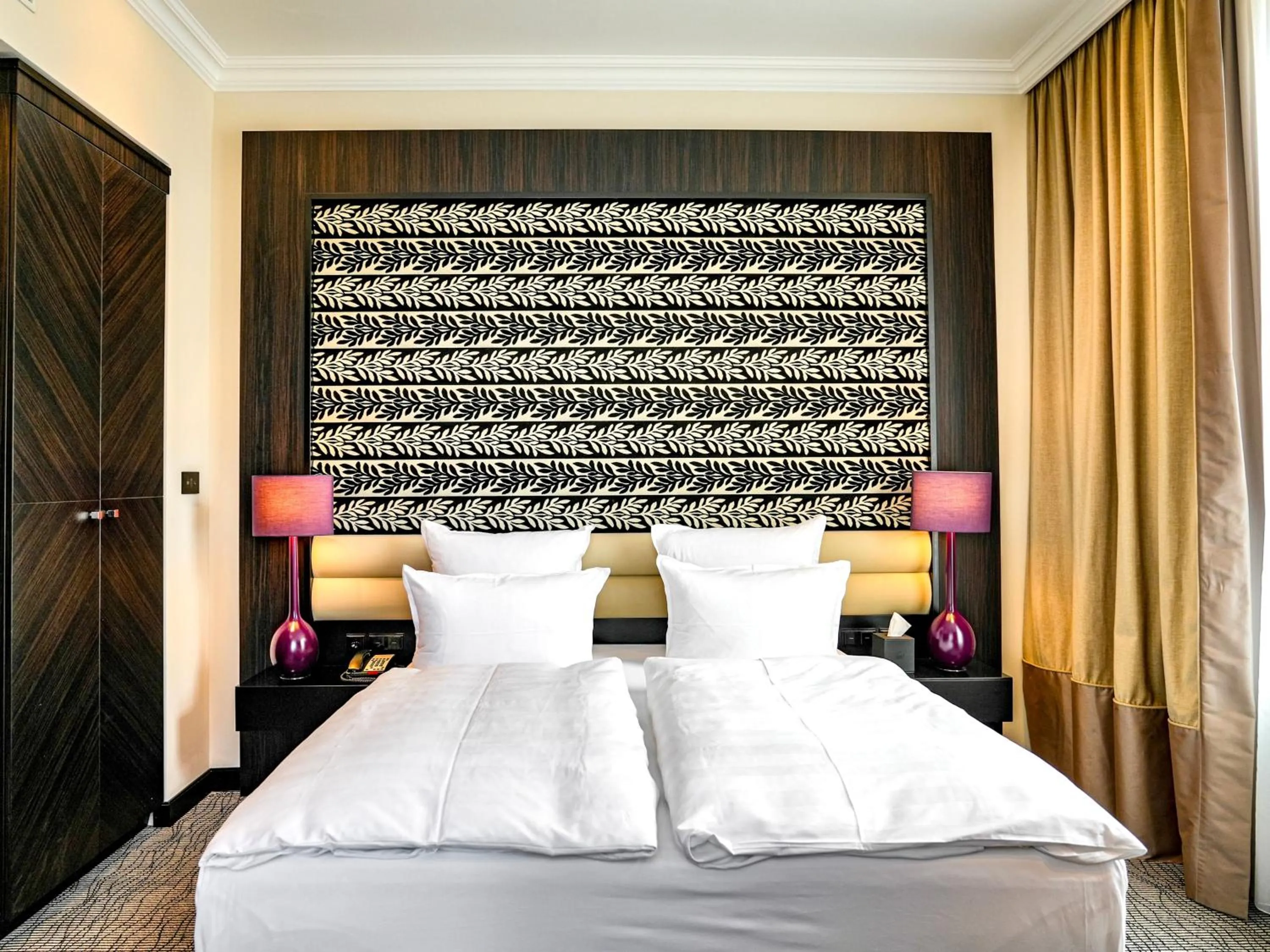 Photo of the whole room, Bed in Steigenberger Icon Grandhotel Handelshof Leipzig