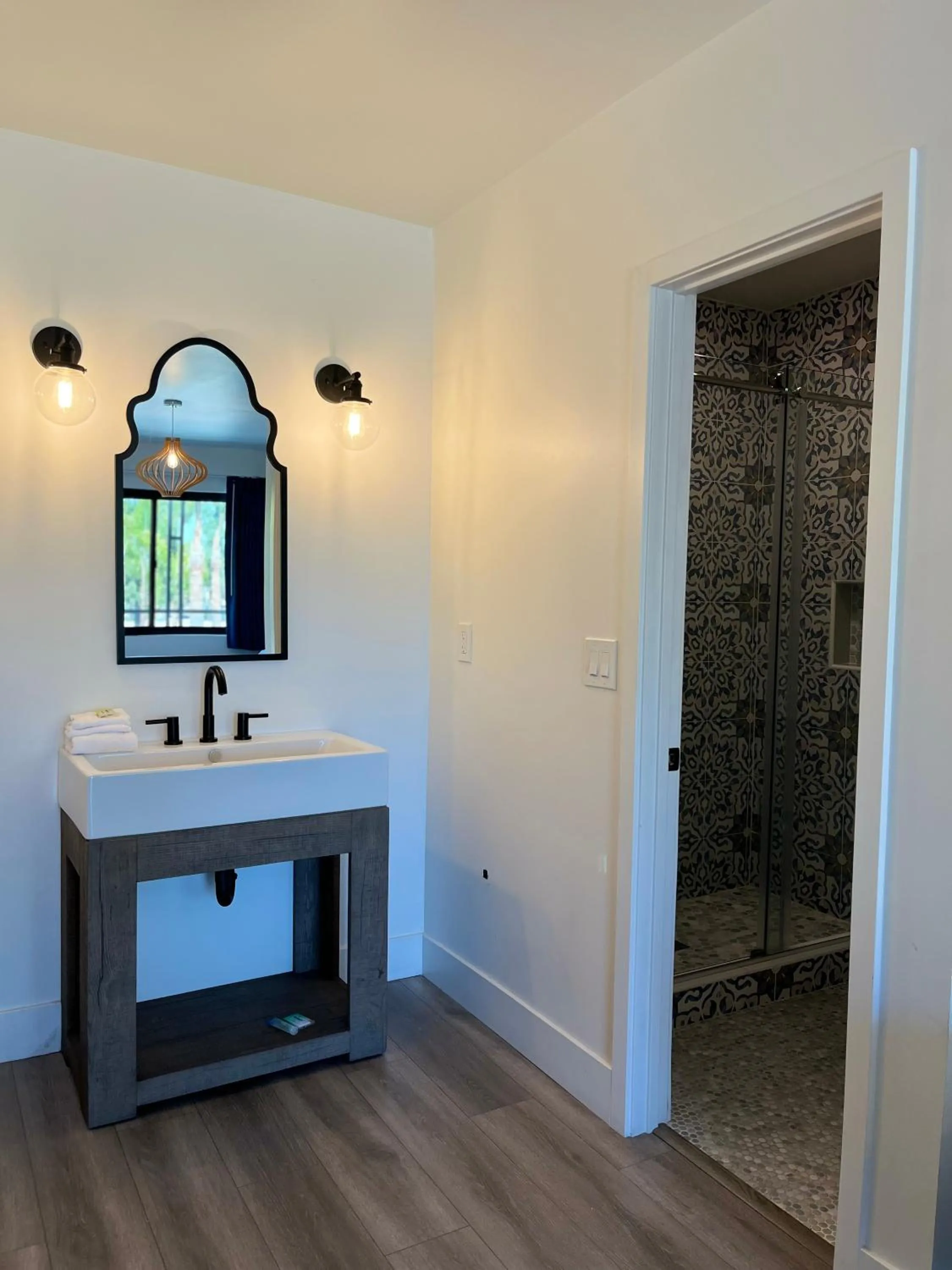 Bathroom in Anaheim Maingate Inn