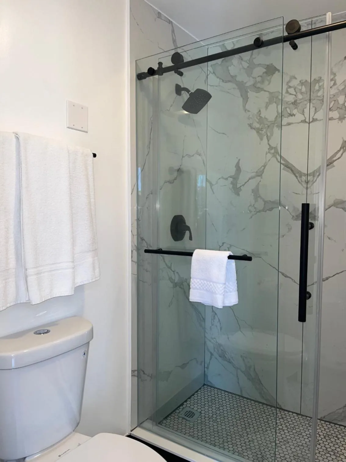 Shower in Anaheim Maingate Inn