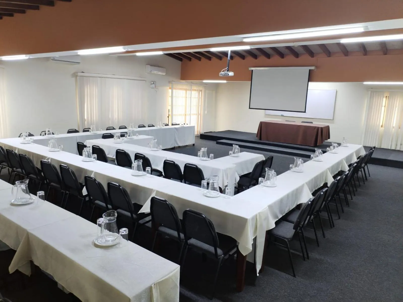 Meeting/conference room in Hotel San Isidro Inn