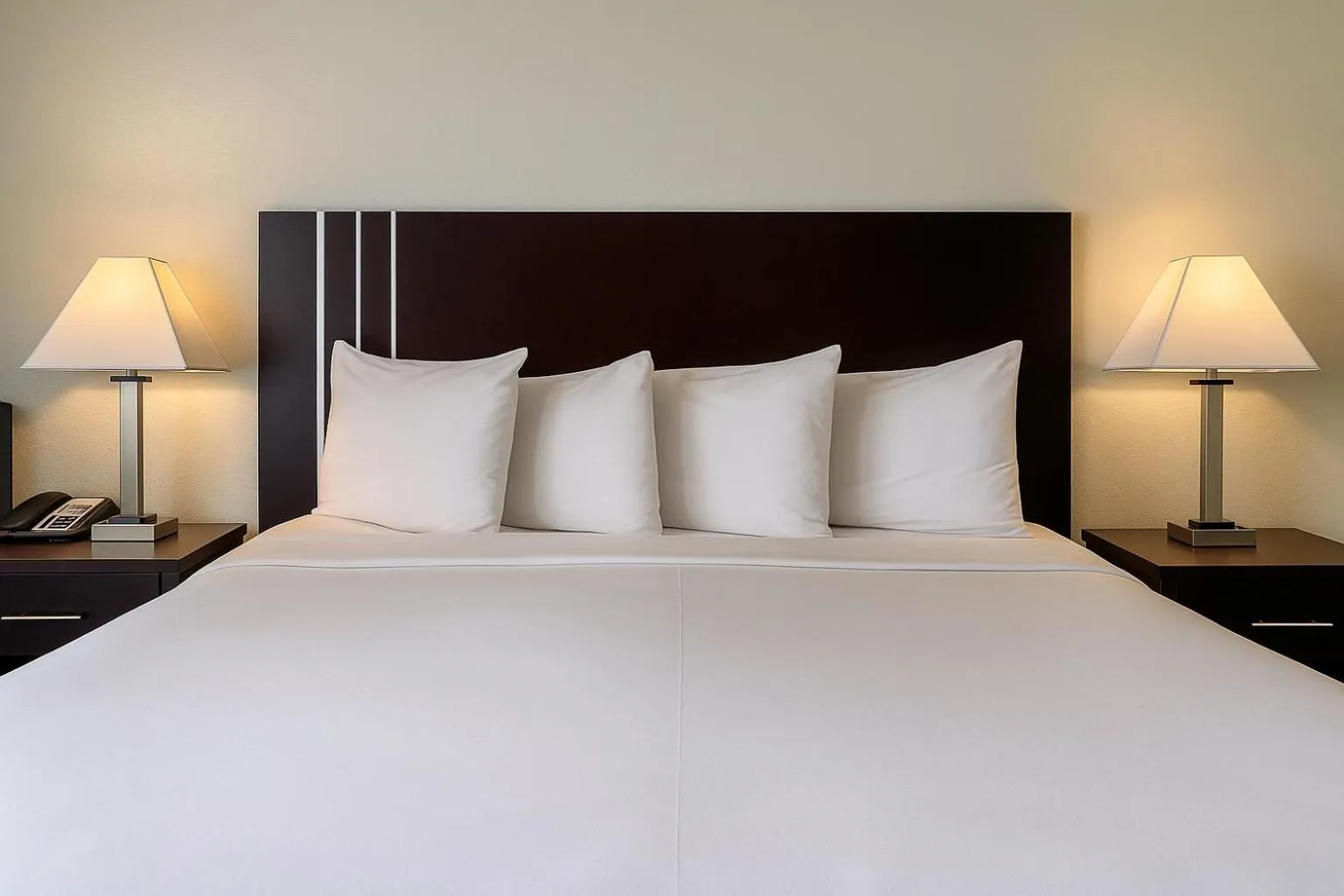 Bed in Avalon Inn Downtown Morro Bay