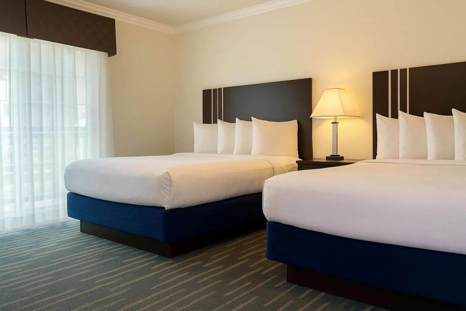 Bedroom, Bed in Avalon Inn Downtown Morro Bay