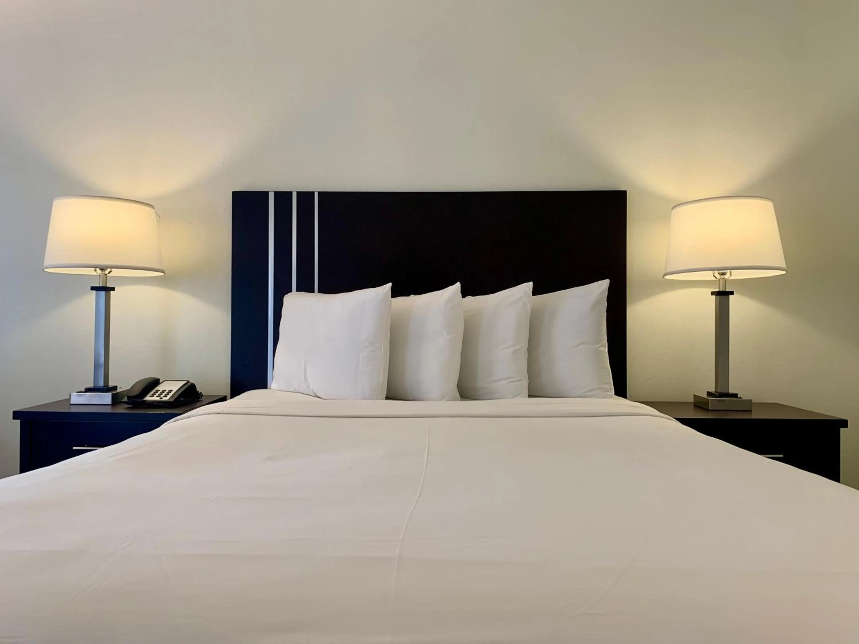 Bed in Avalon Inn Downtown Morro Bay