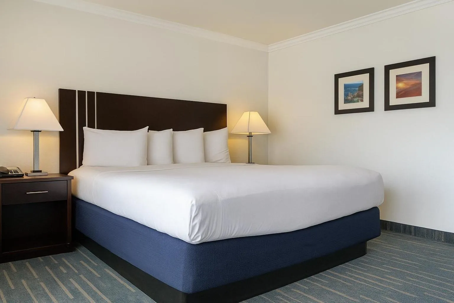 Bedroom, Bed in Avalon Inn Downtown Morro Bay