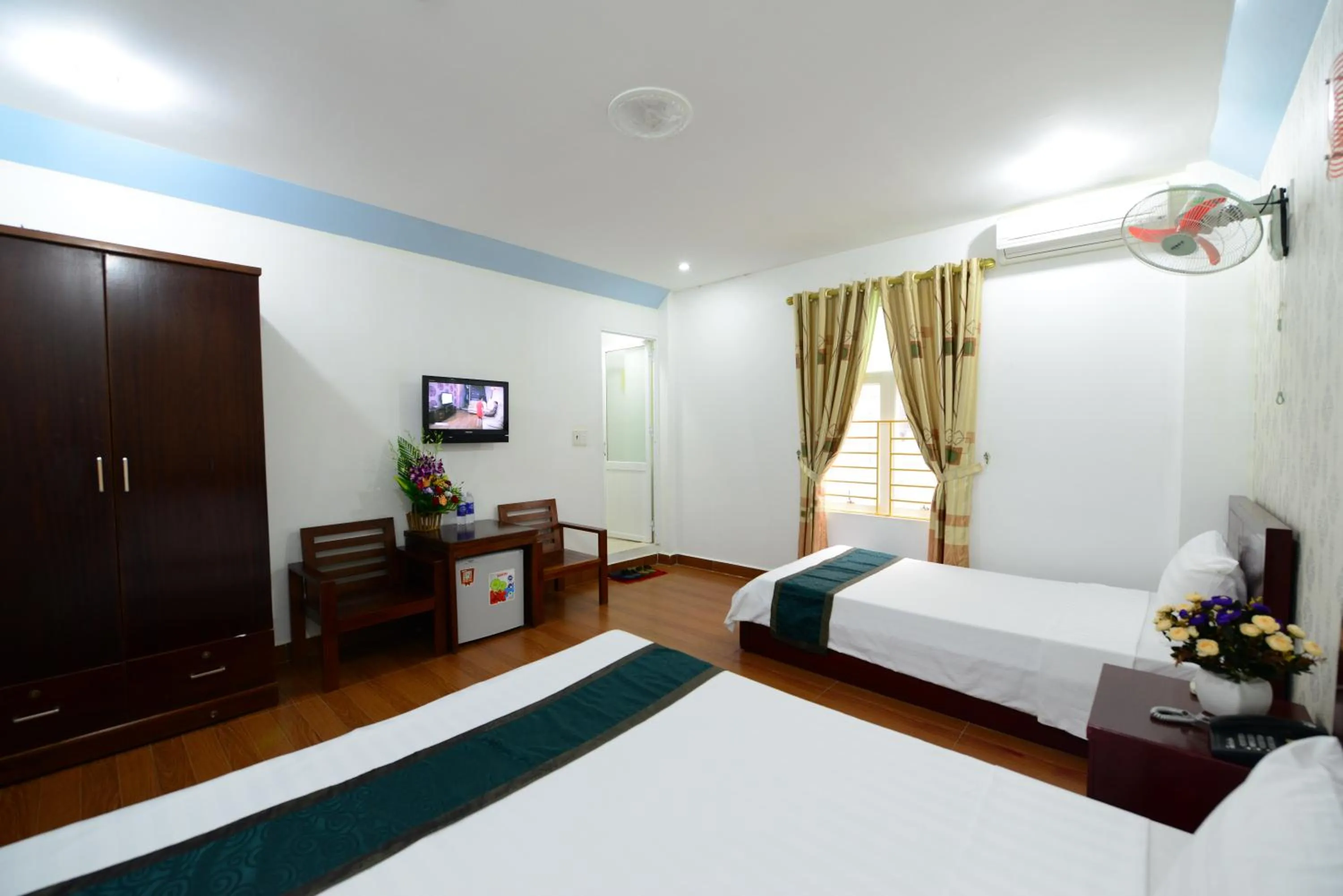 Photo of the whole room, Bed in catba island hotel