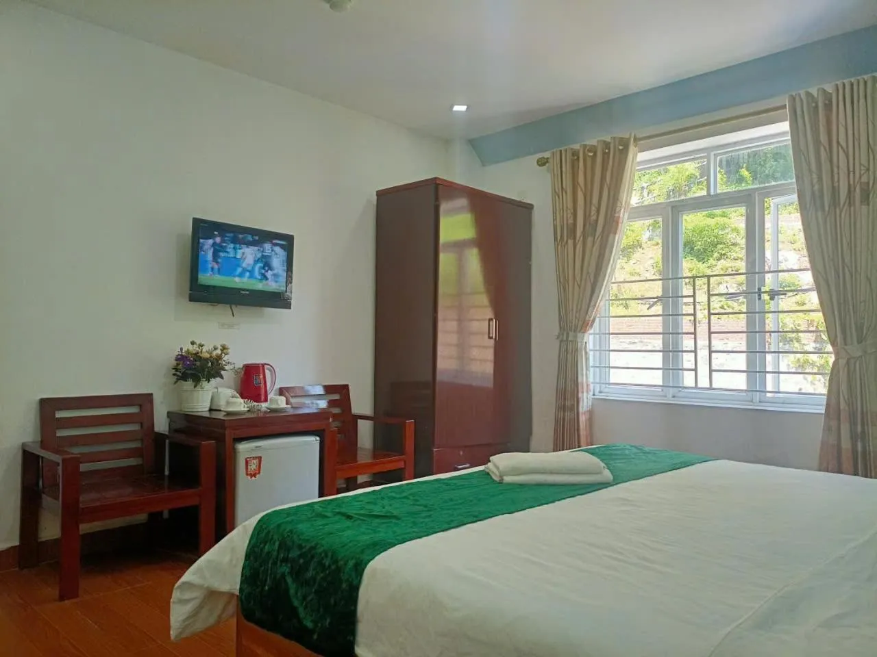 Photo of the whole room, Bed in catba island hotel