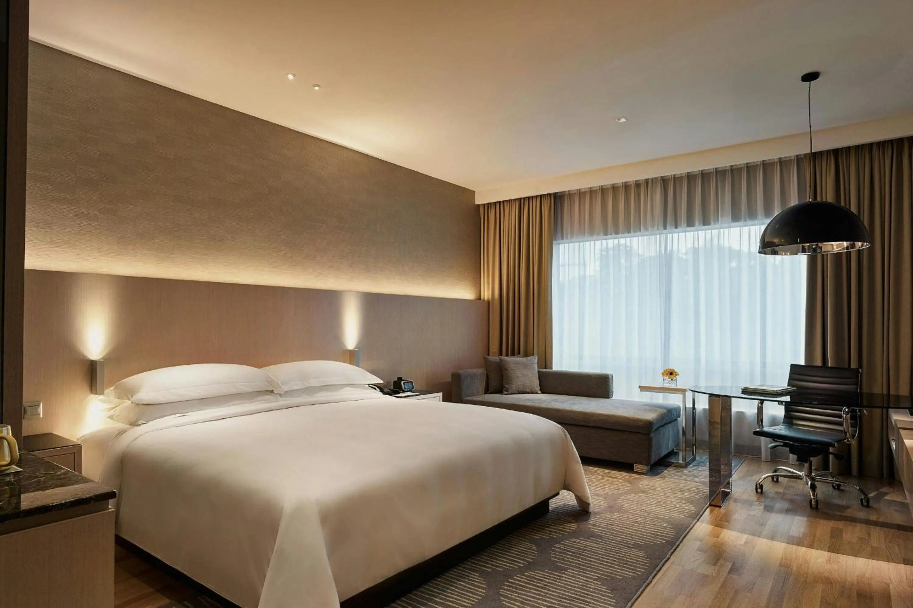 Photo of the whole room, Bed in Renaissance Kuala Lumpur Hotel & Convention Centre
