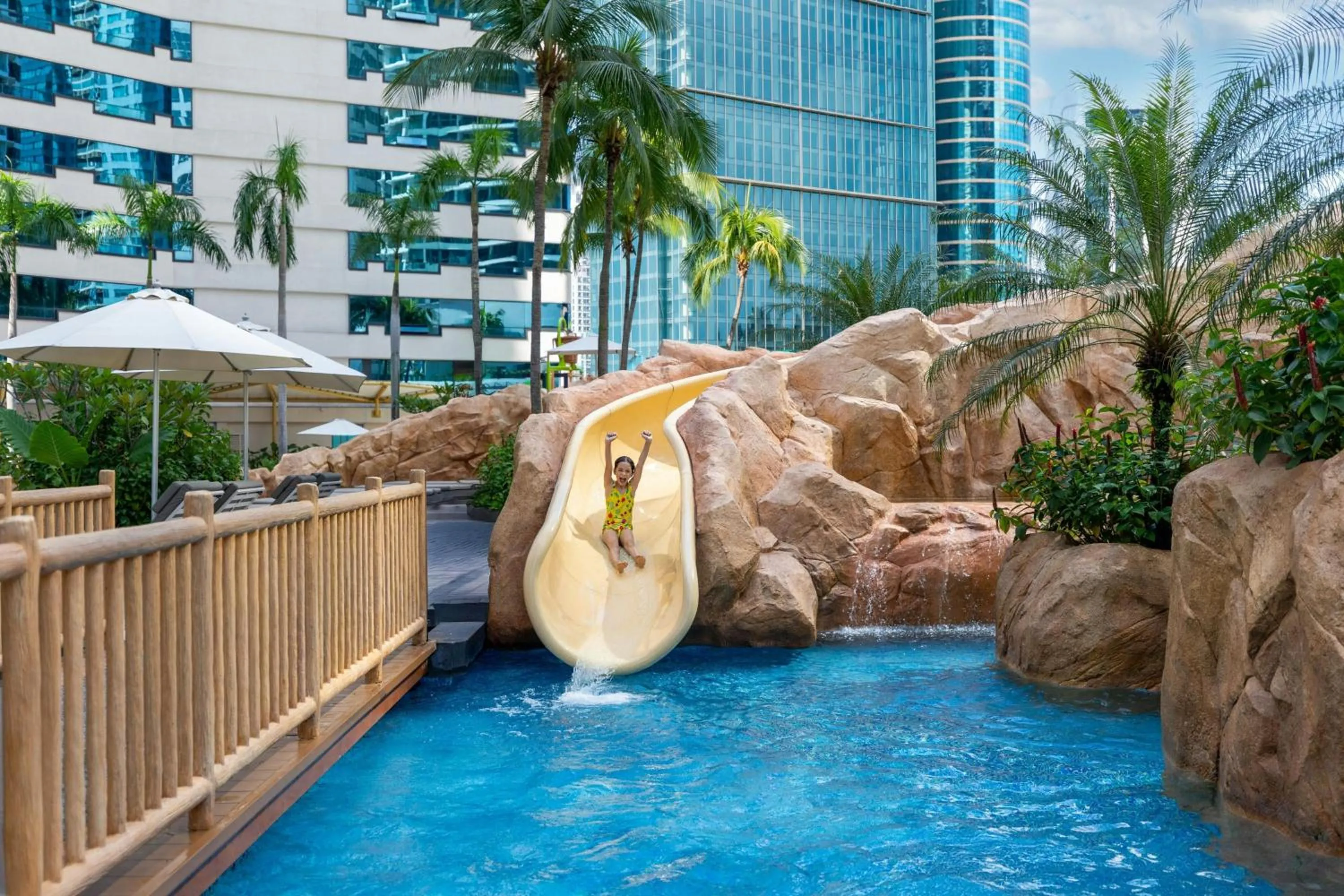 Swimming pool in Renaissance Kuala Lumpur Hotel & Convention Centre