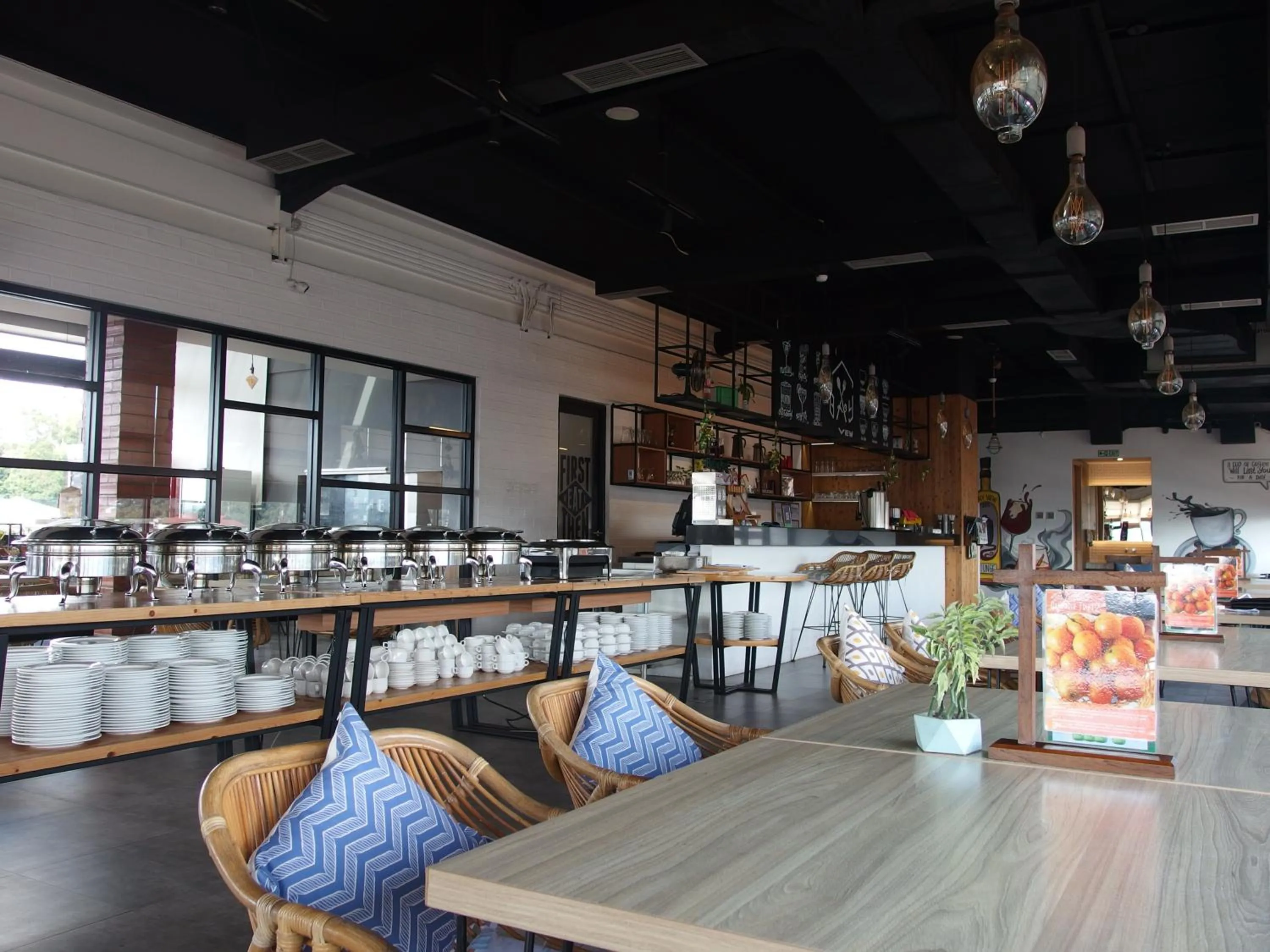 Restaurant/places to eat in The City Hotel