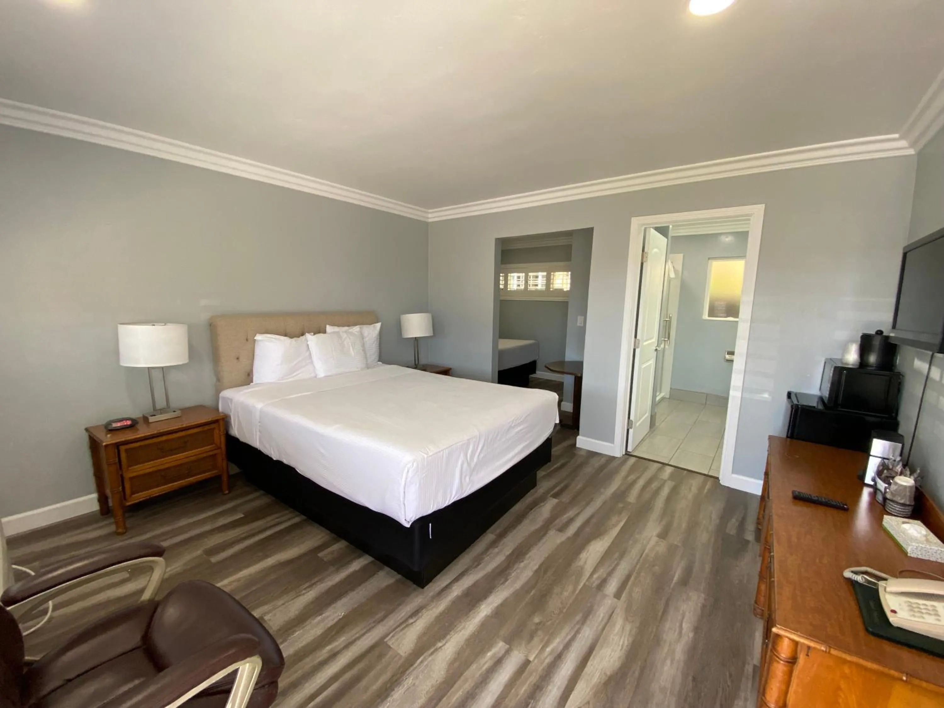 Photo of the whole room, Bed in Lone Oak Lodge