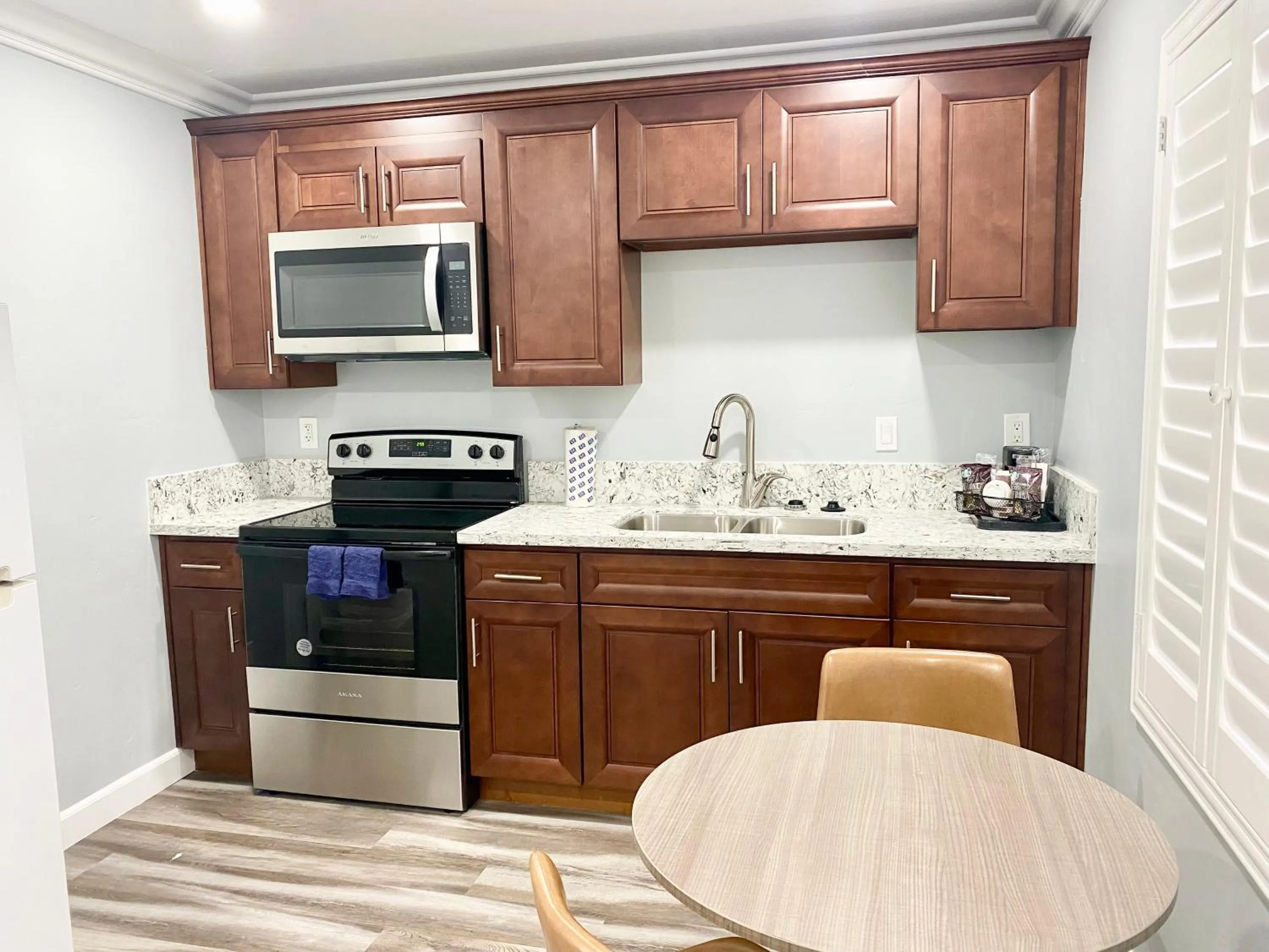 Kitchen or kitchenette in Lone Oak Lodge