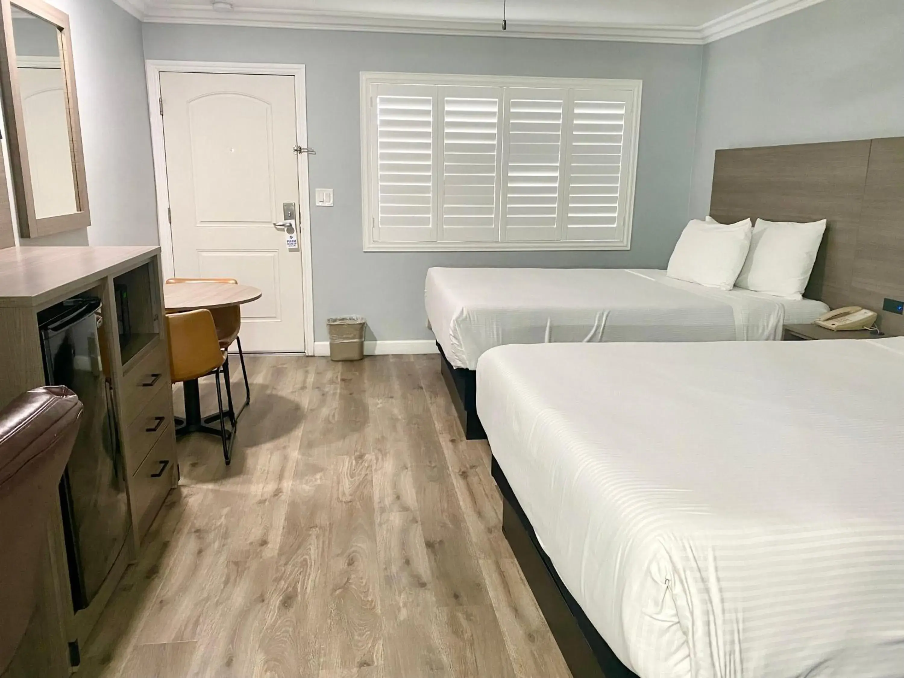 Queen Room with Two Queen Beds in Lone Oak Lodge Queen Room with Two Queen Beds in Lone Oak Lodge
