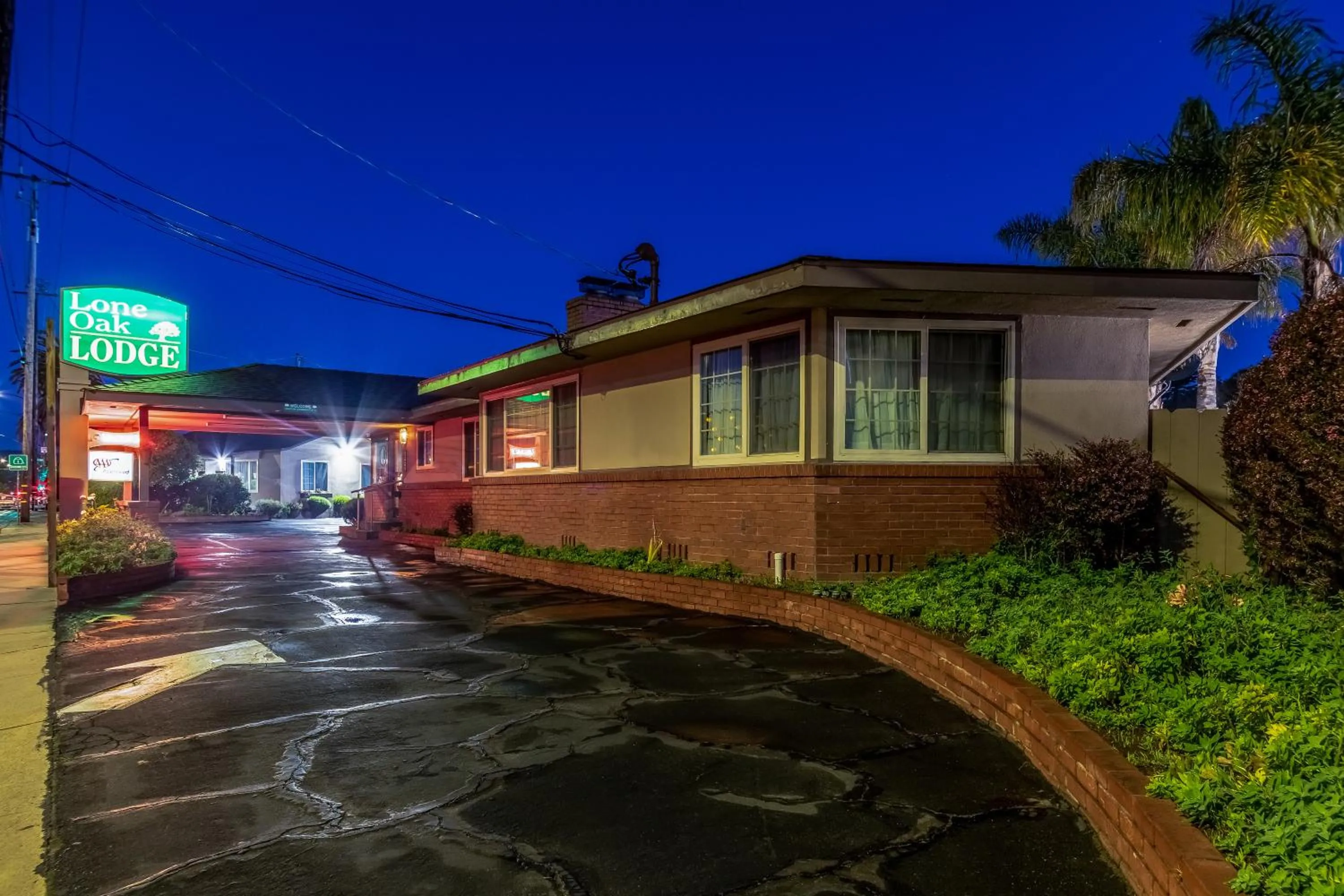 Facade/entrance in Lone Oak Lodge