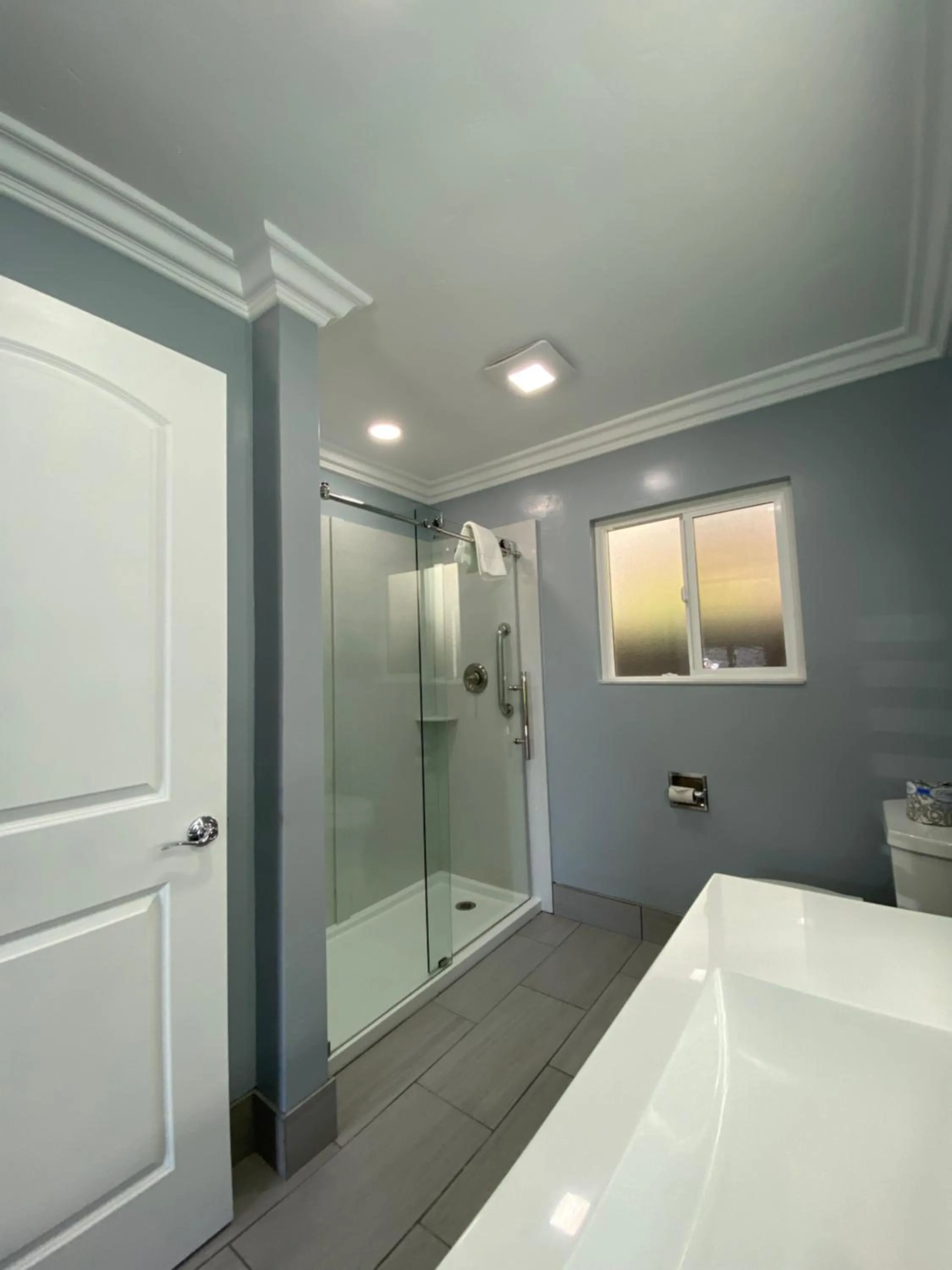 Bathroom in Lone Oak Lodge