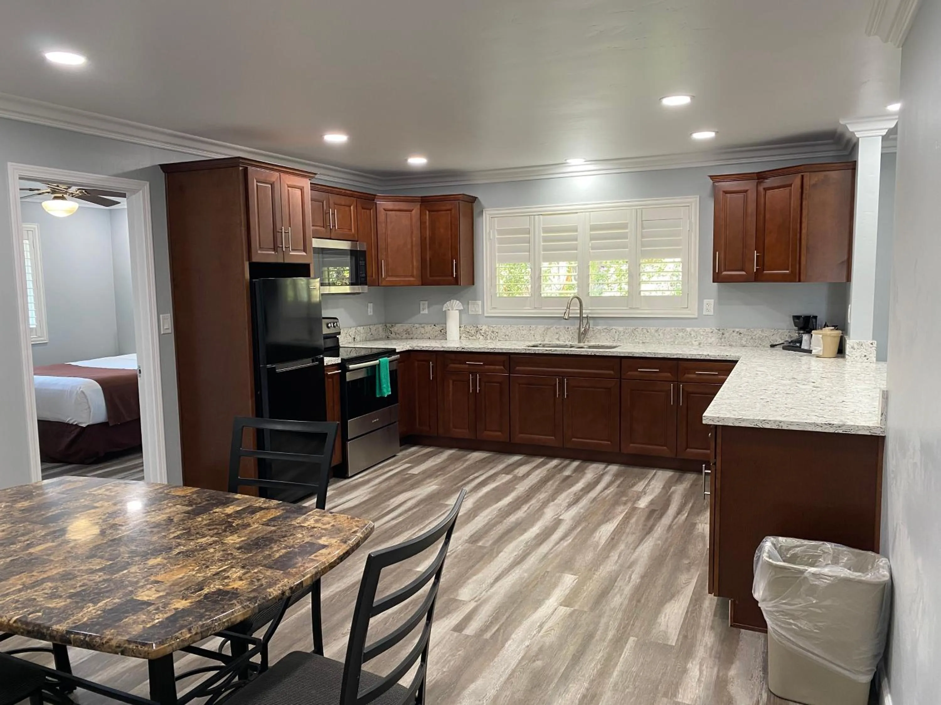 Kitchen or kitchenette in Lone Oak Lodge