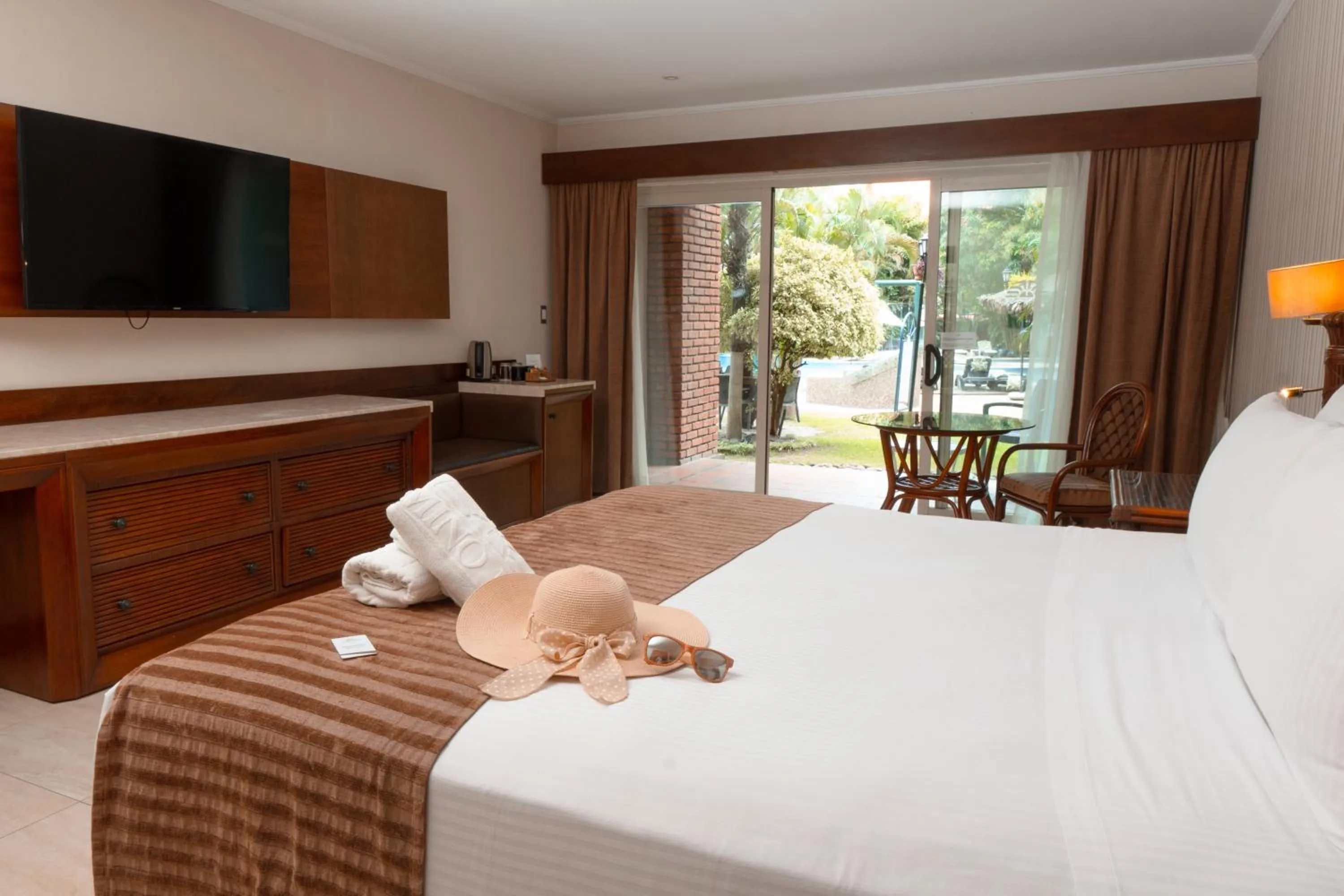 Pool view, Bed in Hotel Camino Real