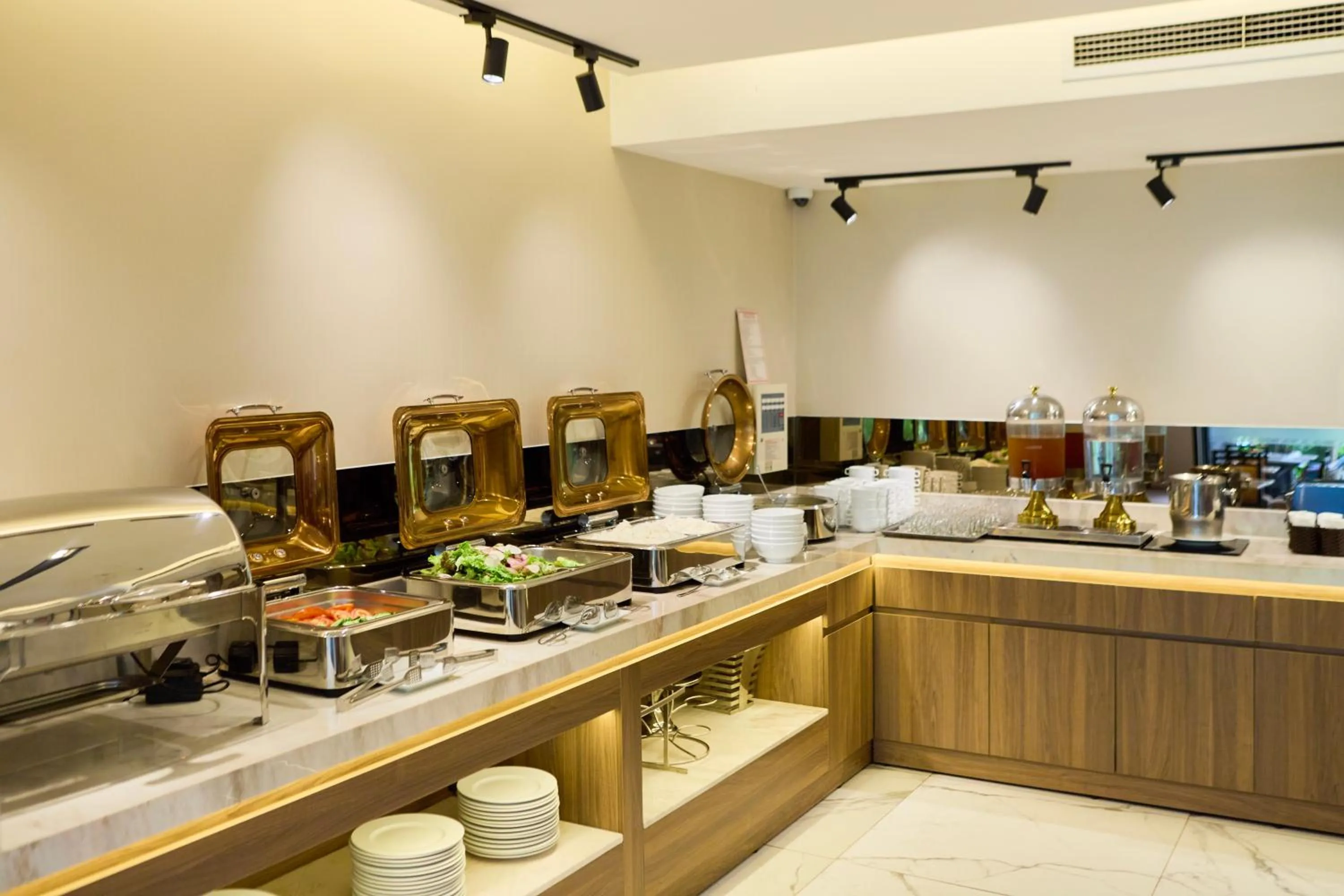 Restaurant/places to eat in Central Park Saigon Hotel