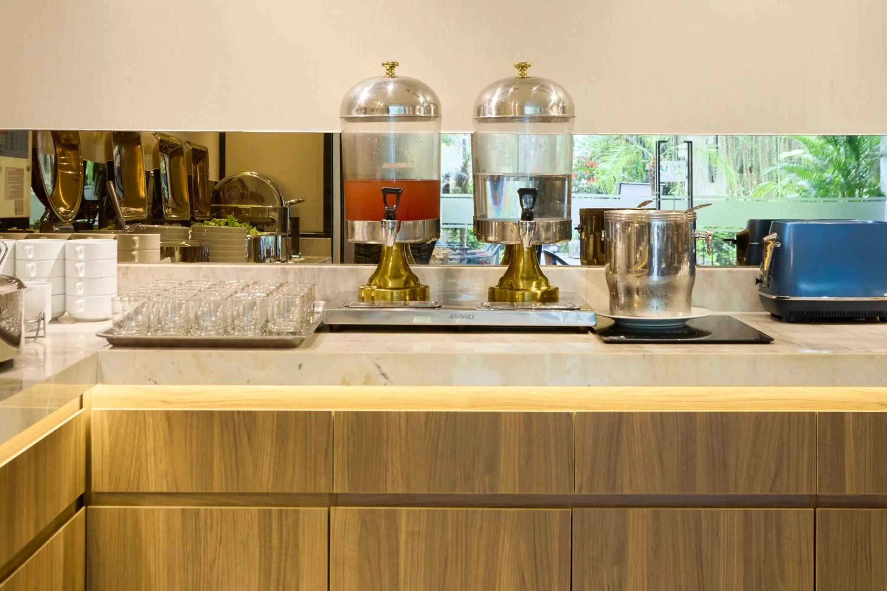 Restaurant/places to eat in Central Park Saigon Hotel