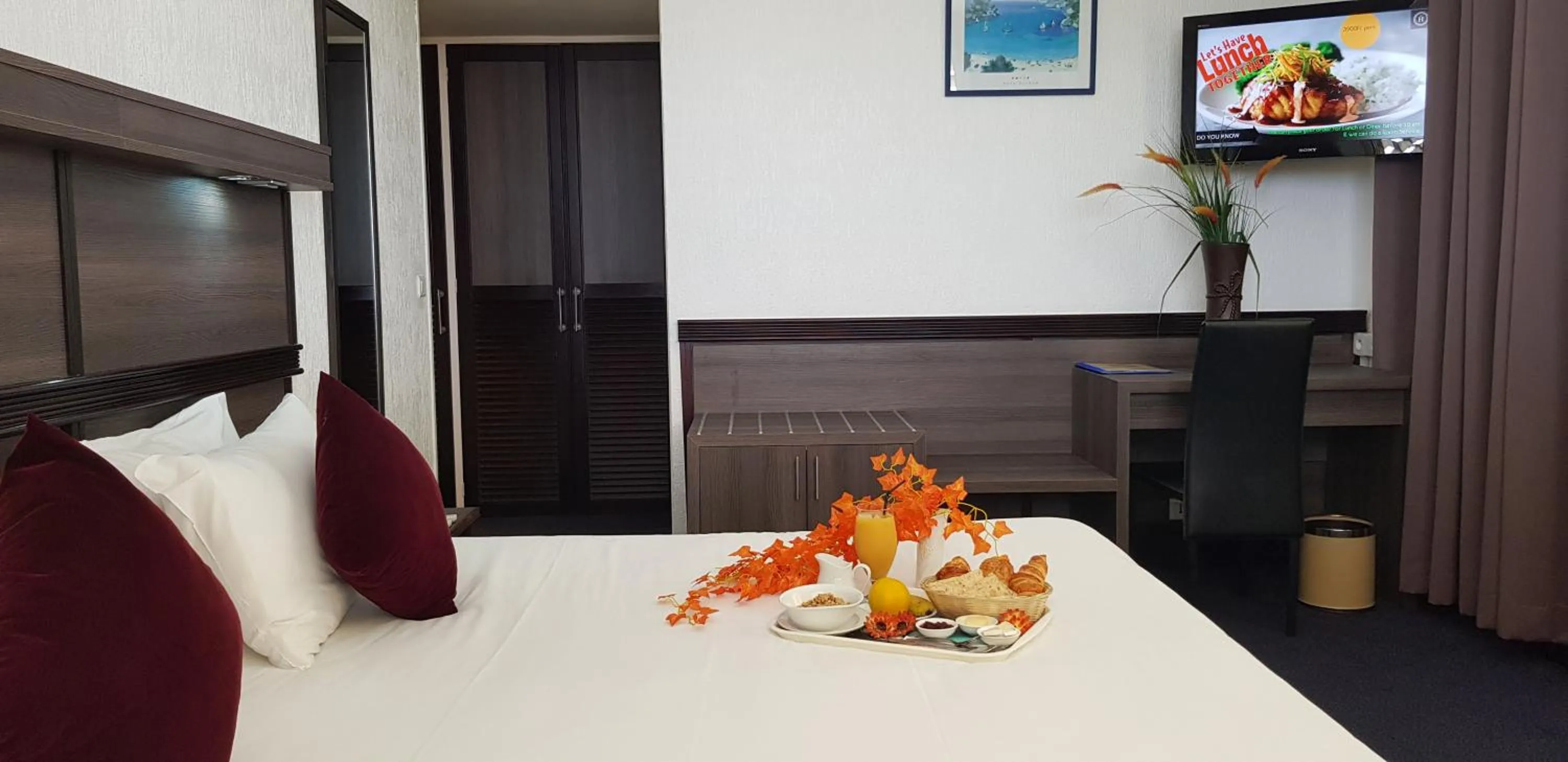 Photo of the whole room, Bed in Hotel Le Paris