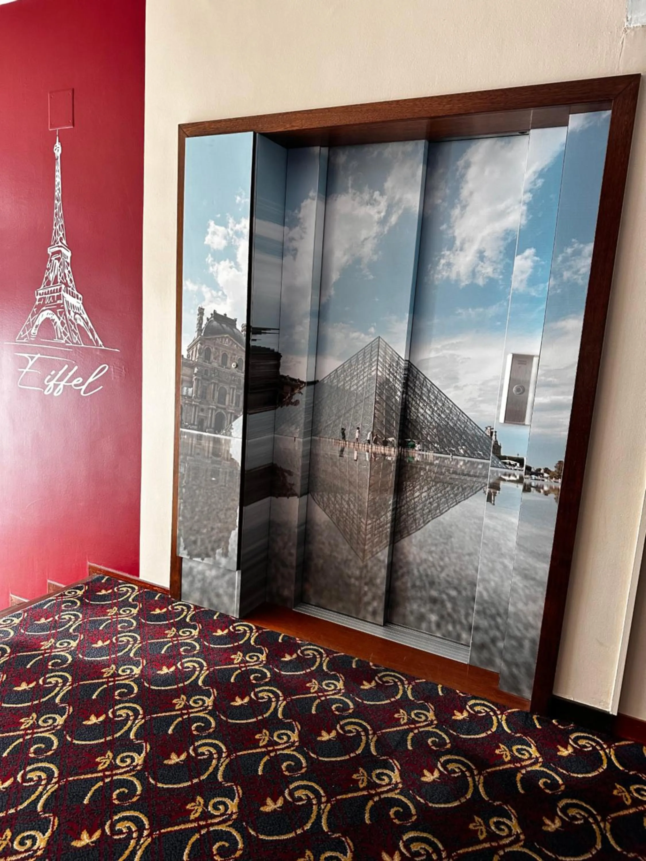 Property building in Hotel Le Paris