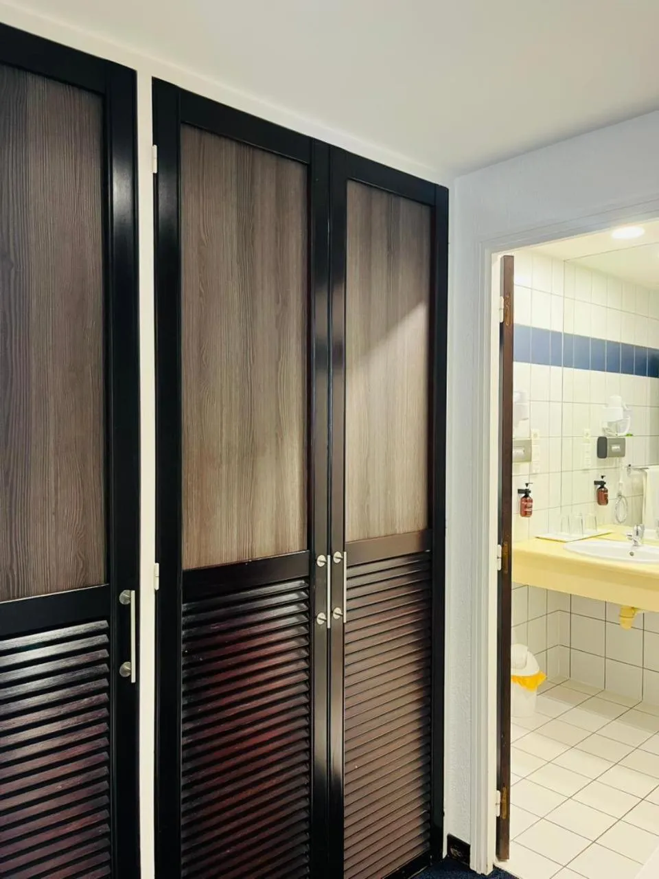 wardrobe in Hotel Le Paris