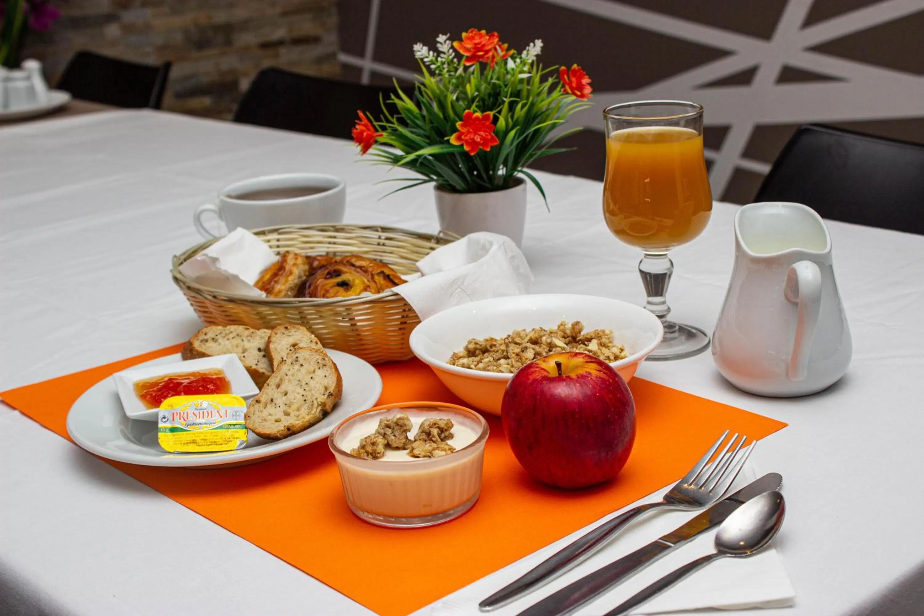 Breakfast in Hotel Le Paris