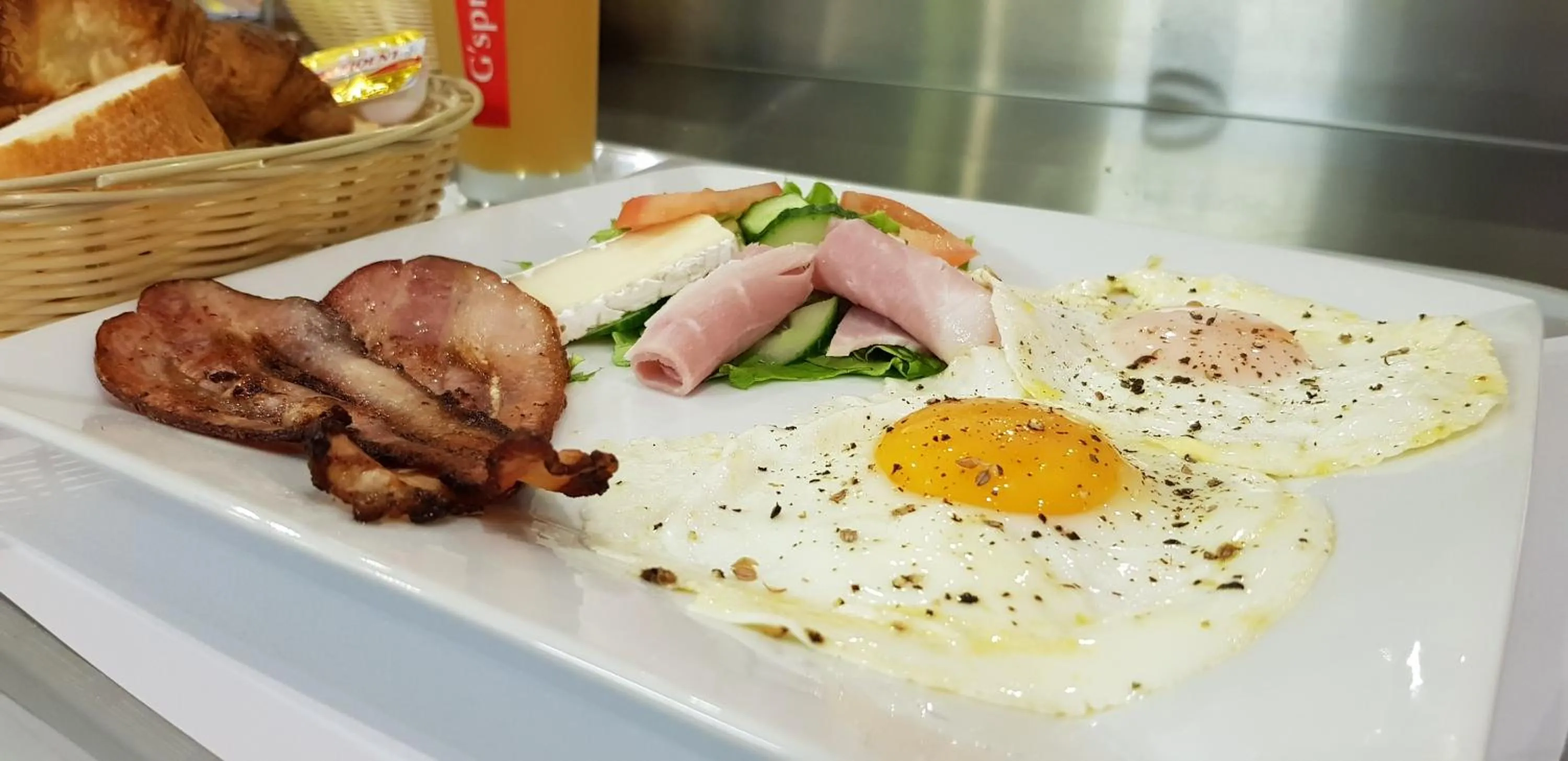 Food in Hotel Le Paris