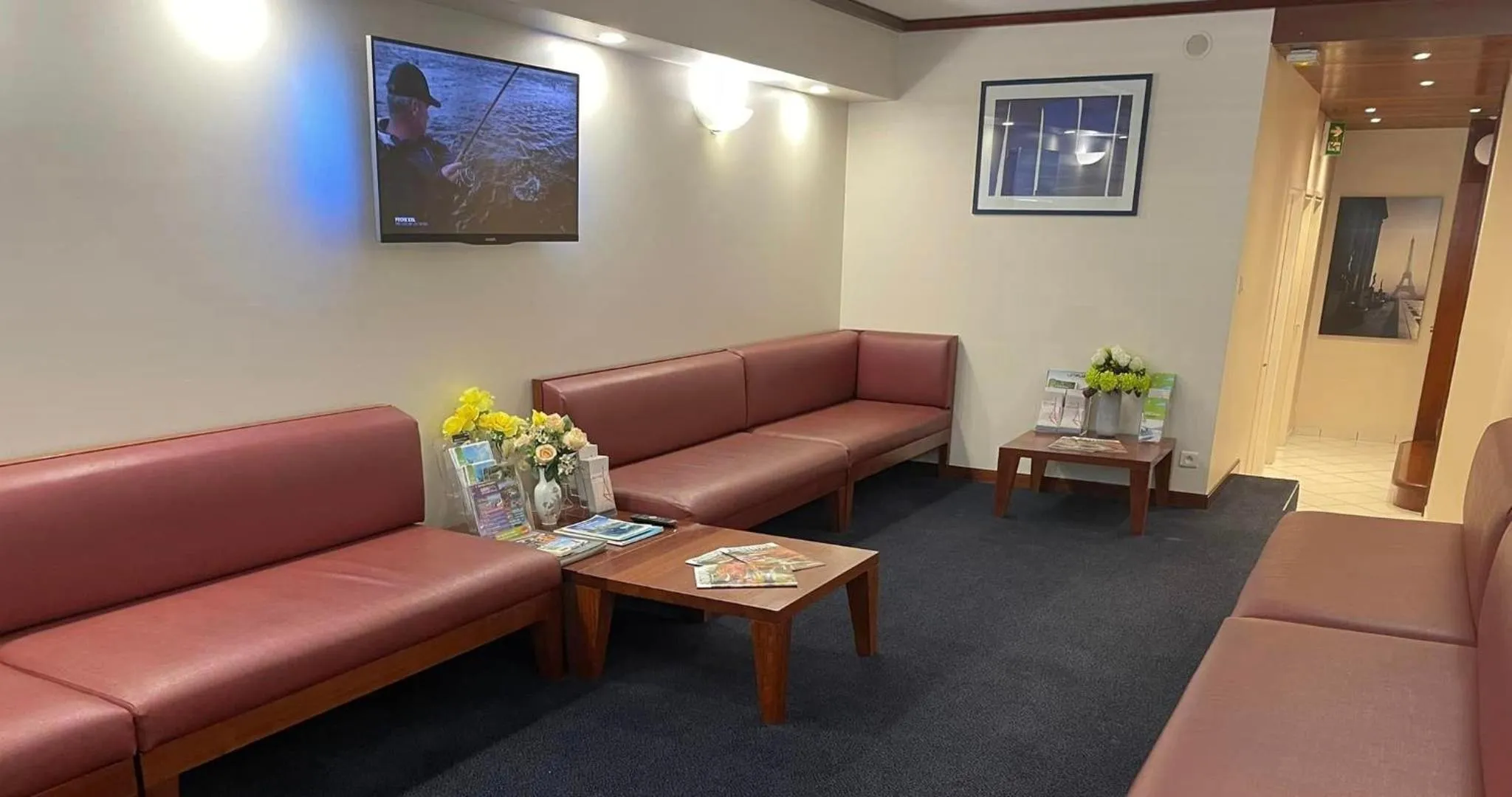 Seating area in Hotel Le Paris