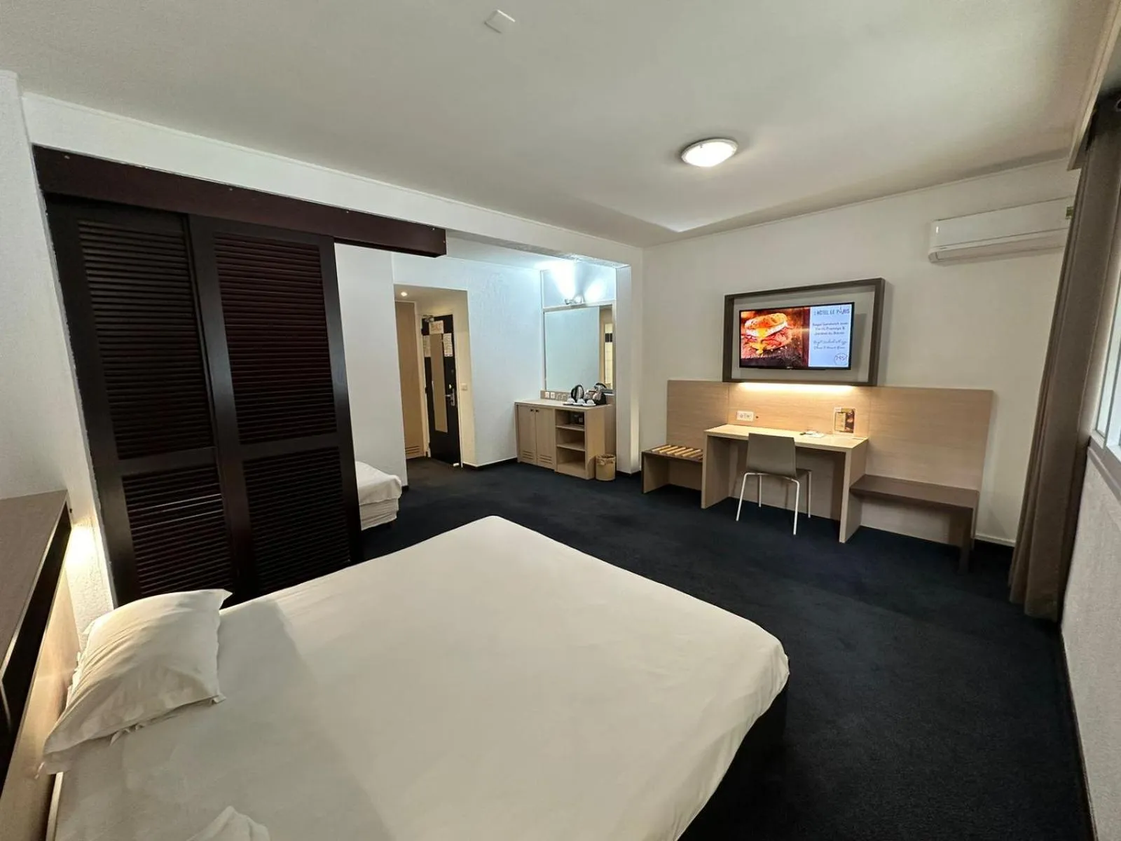 TV and multimedia, Bed in Hotel Le Paris