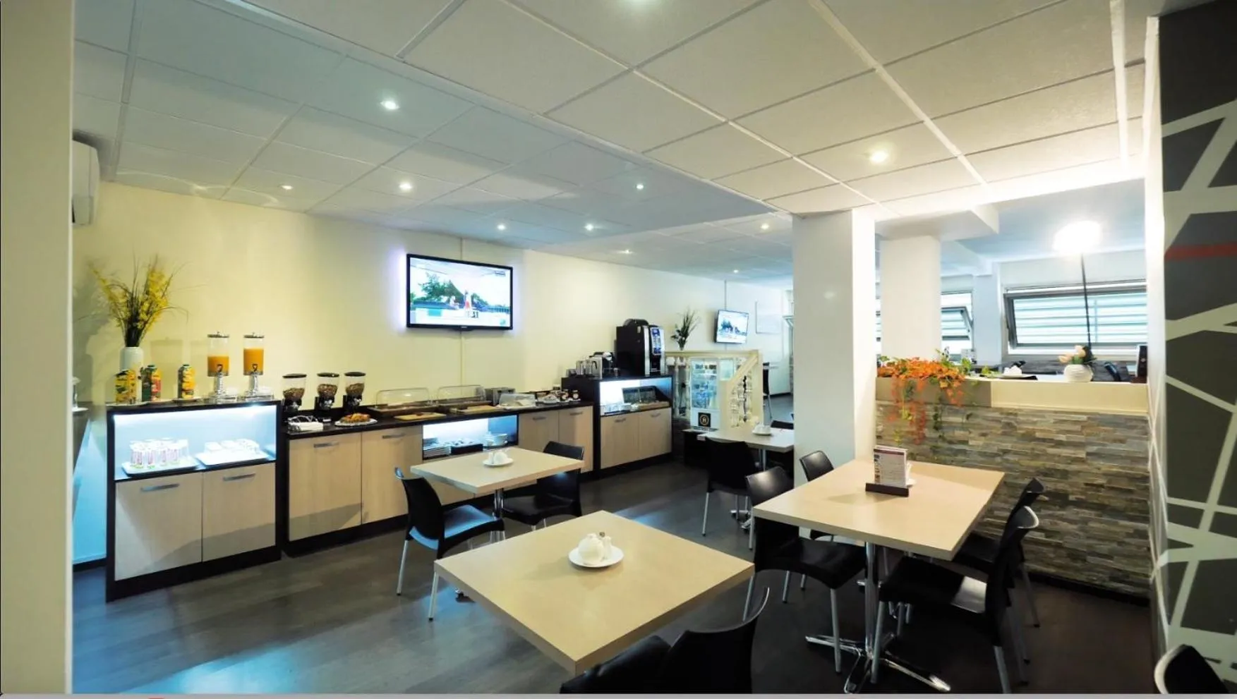 Restaurant/places to eat in Hotel Le Paris