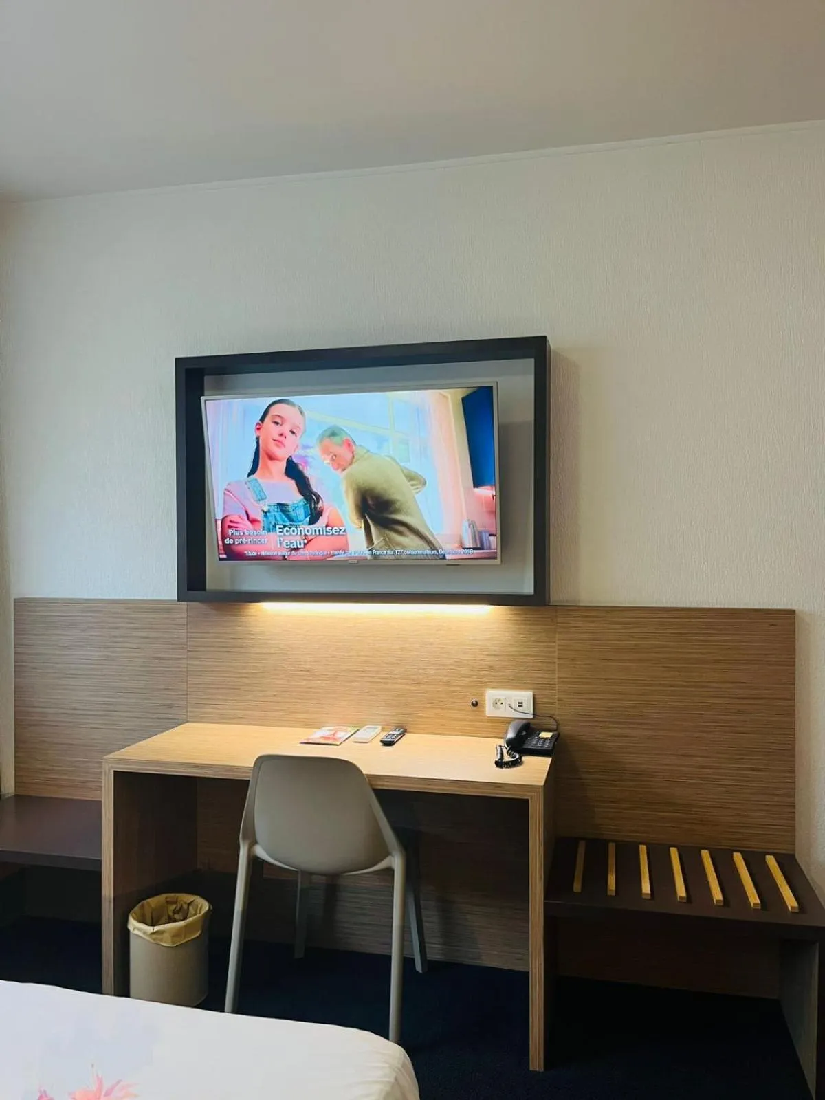 TV and multimedia in Hotel Le Paris