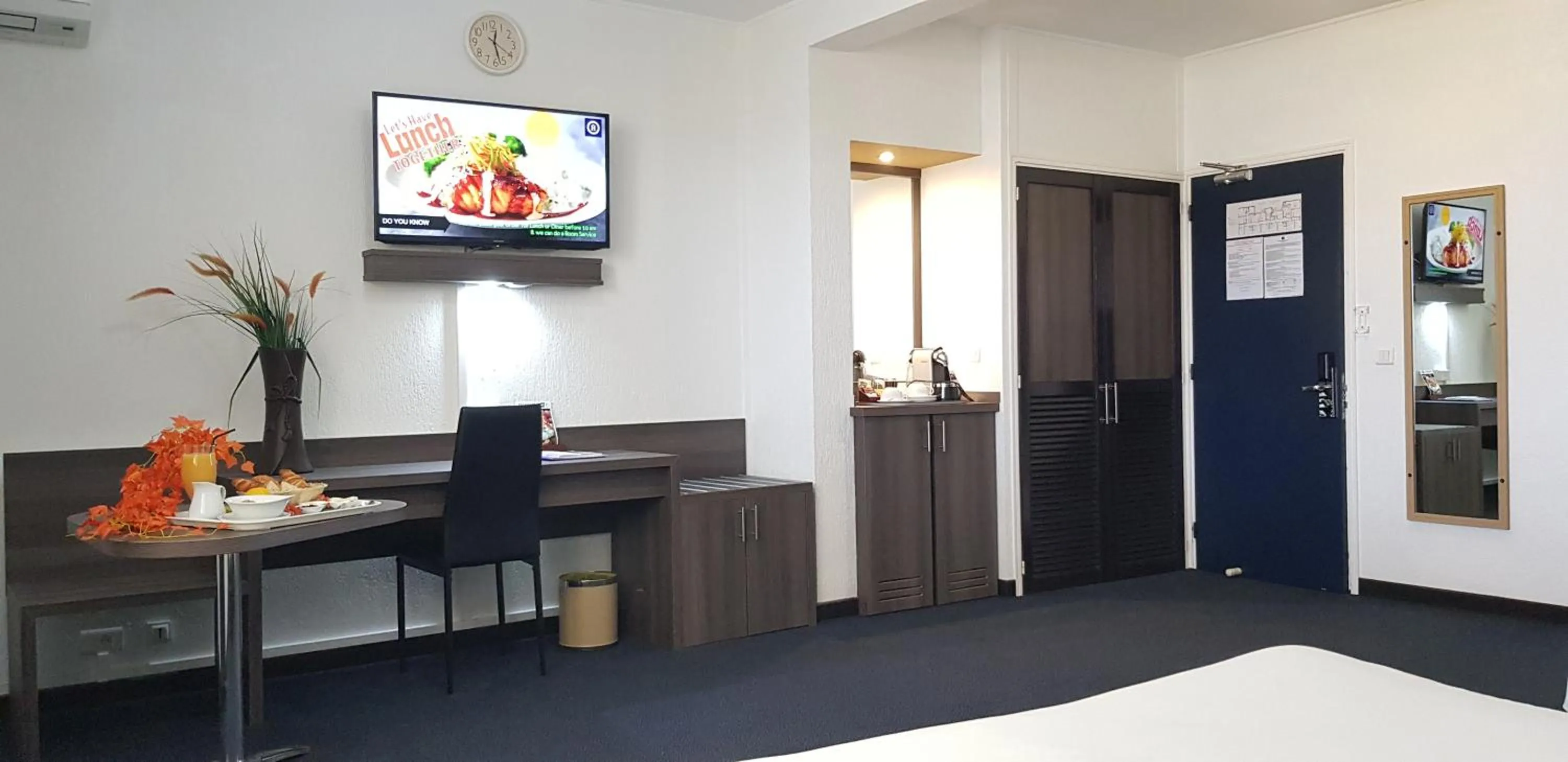 Photo of the whole room, Bed in Hotel Le Paris