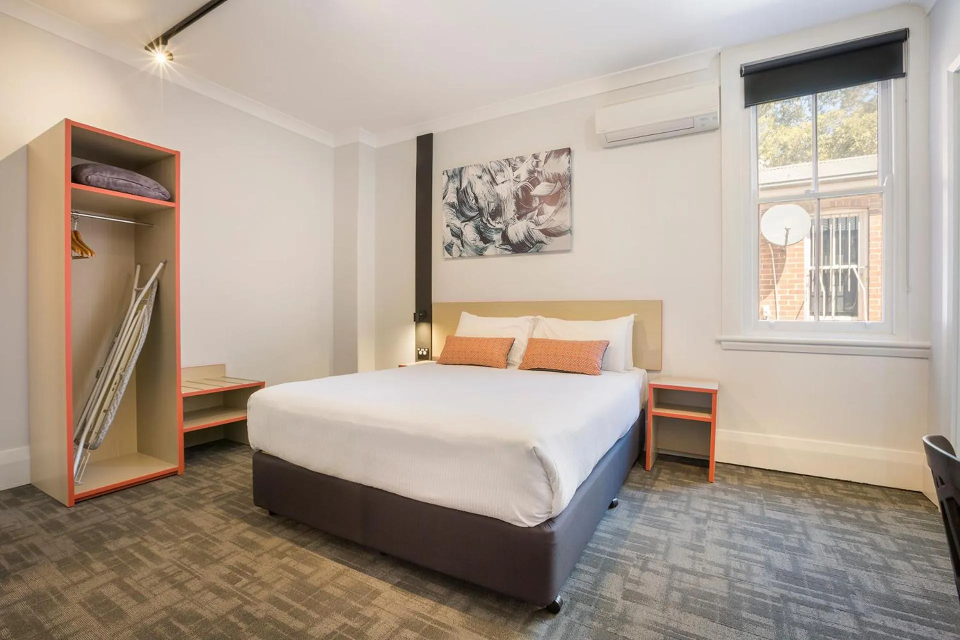 Photo of the whole room, Bed in Nightcap at Regents Park Hotel