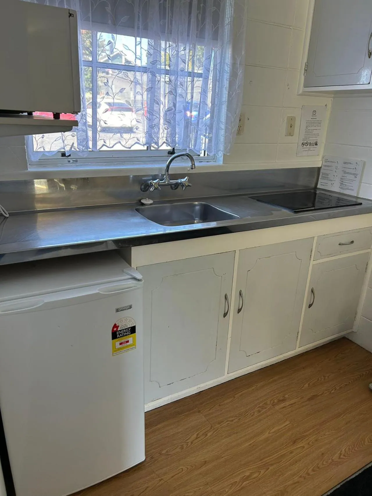 Kitchen or kitchenette in Tudor Motor Lodge