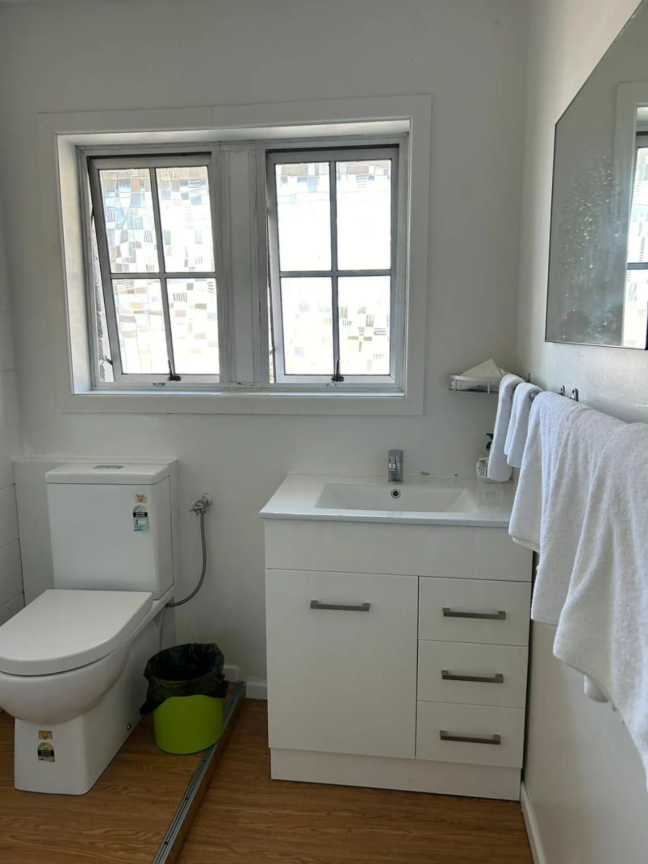 Toilet in Tudor Motor Lodge