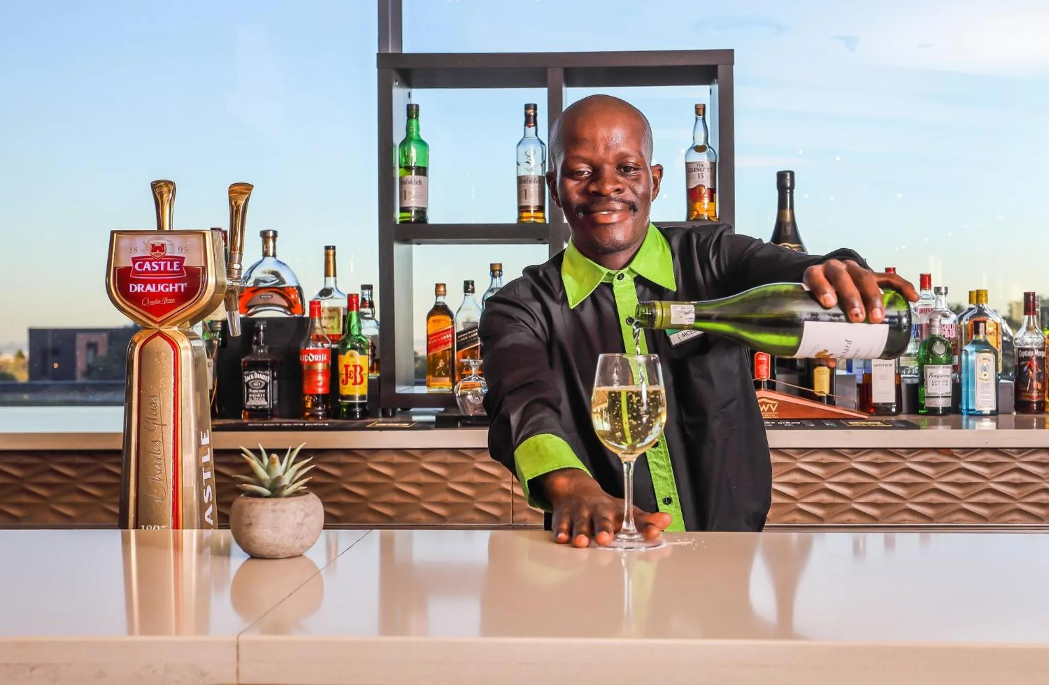 Lounge or bar in Holiday Inn Johannesburg-Rosebank by IHG