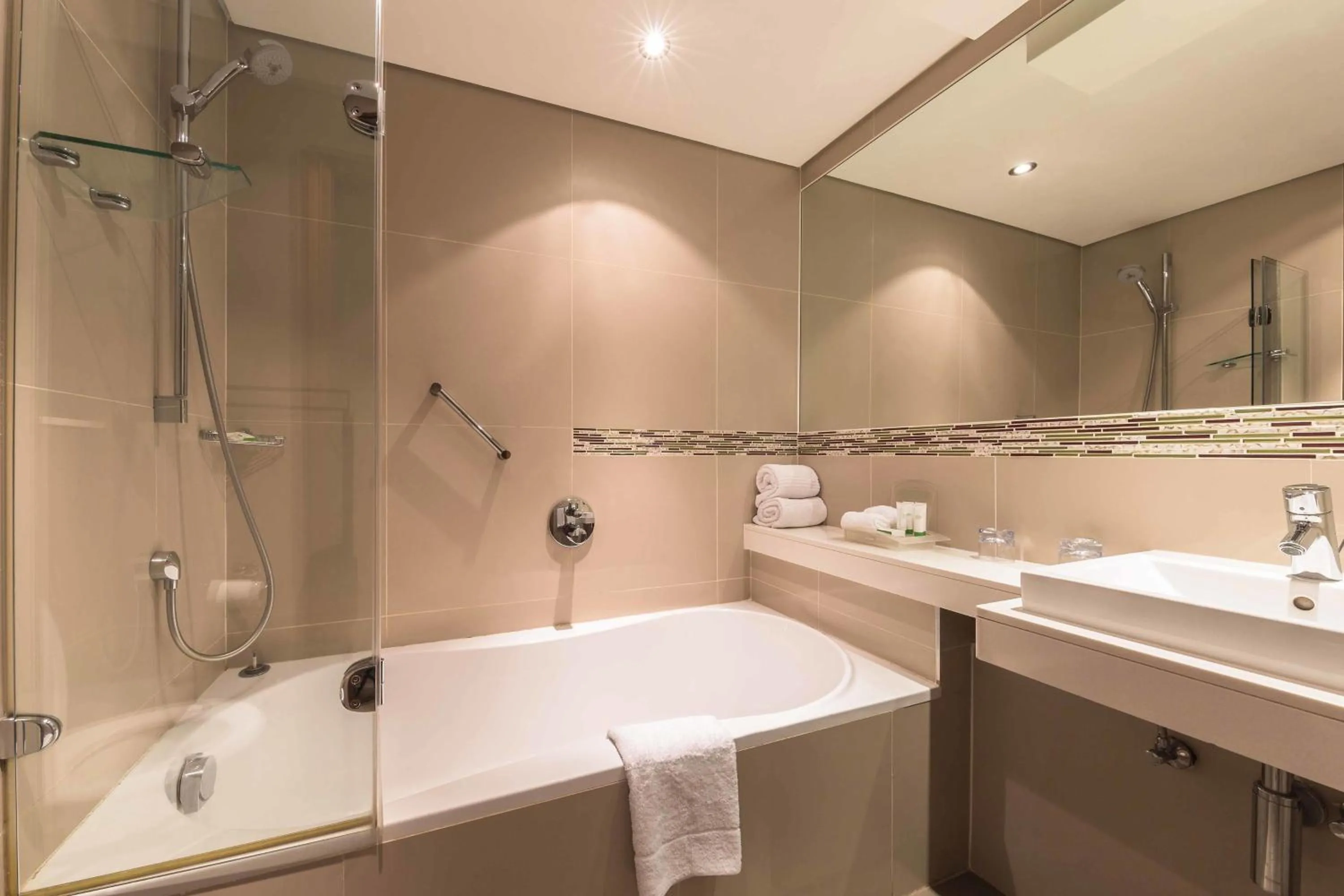 Photo of the whole room in Holiday Inn Johannesburg-Rosebank by IHG