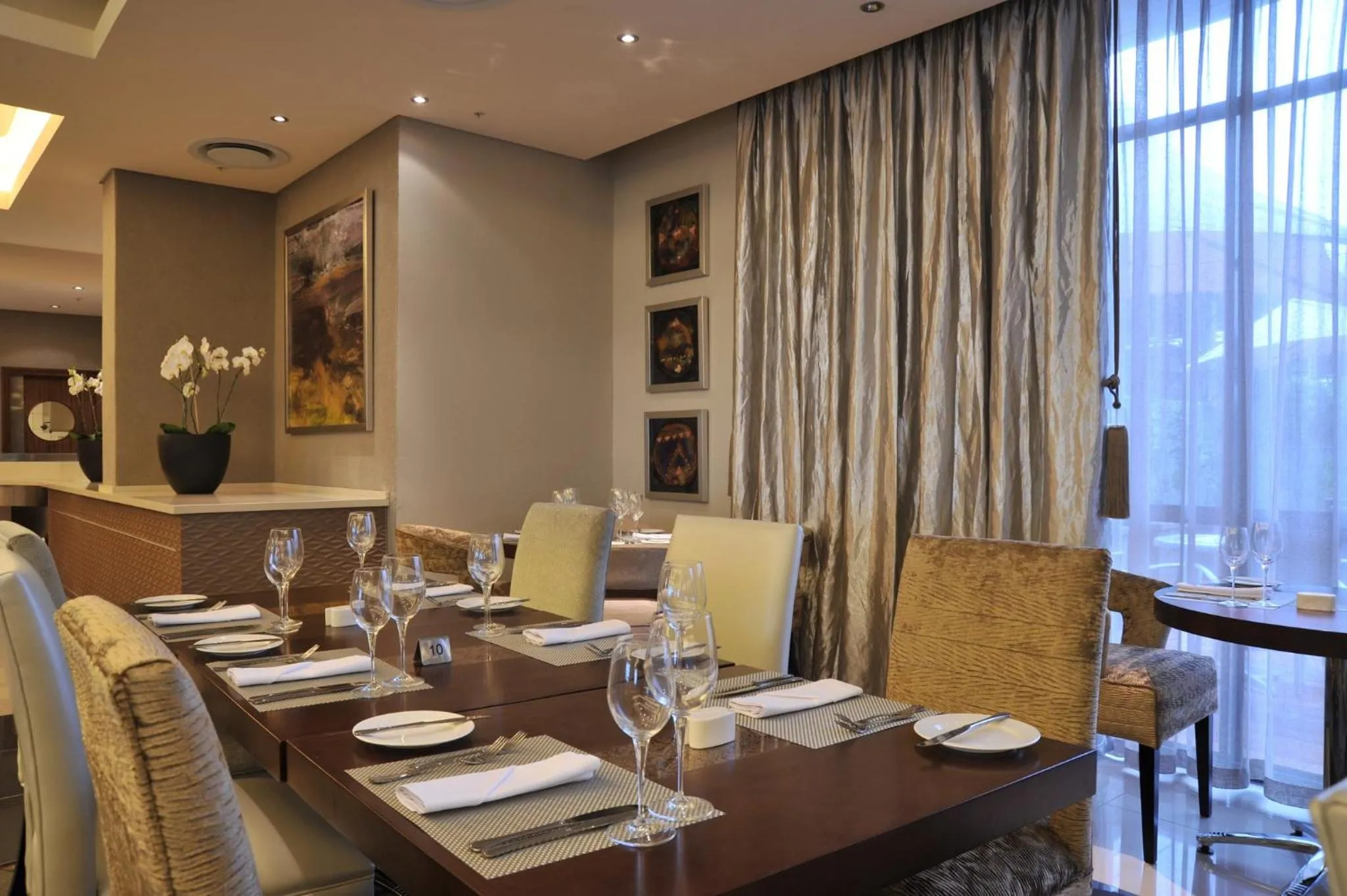 Restaurant/places to eat in Holiday Inn Johannesburg-Rosebank by IHG