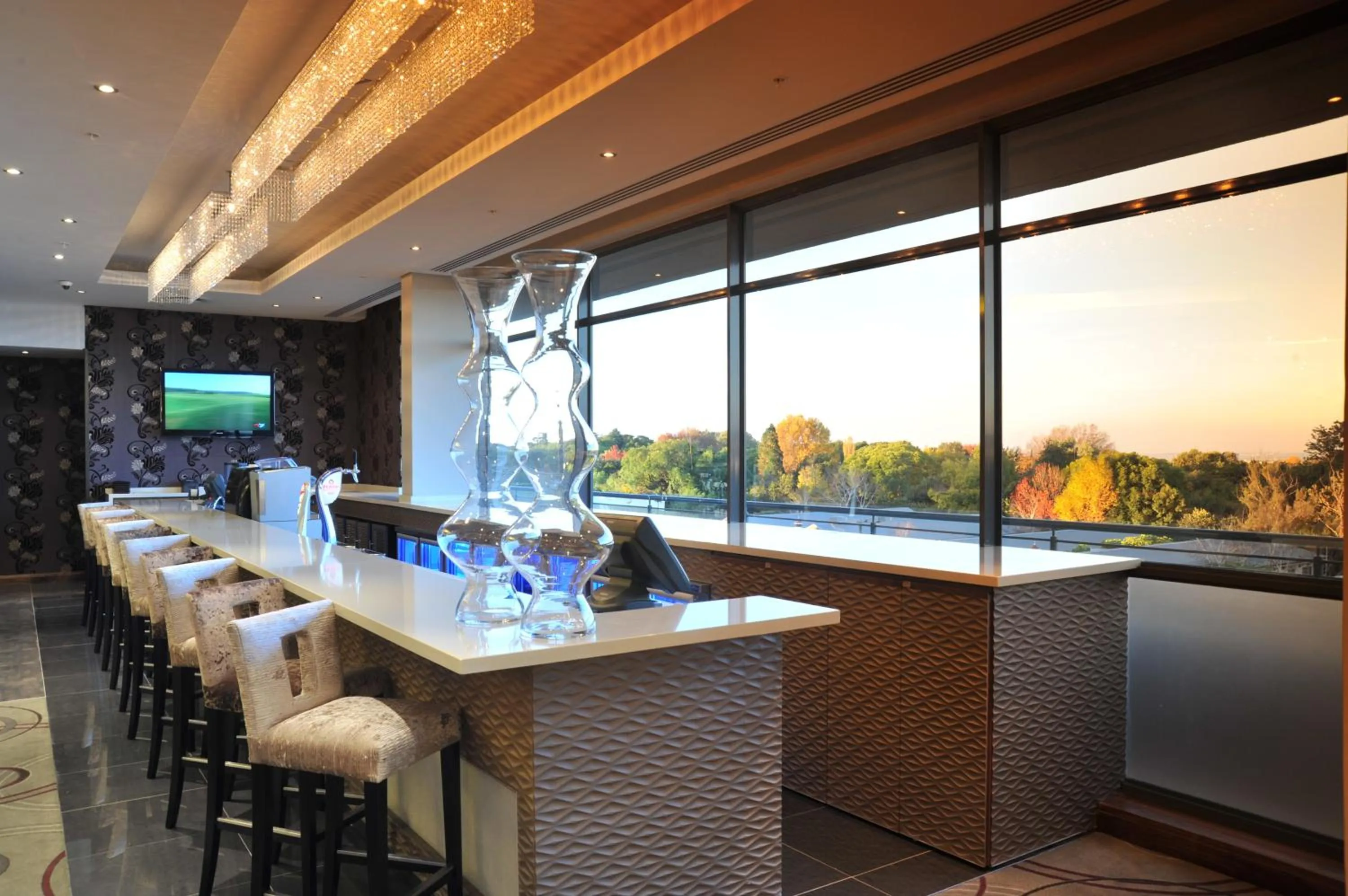 Lounge or bar in Holiday Inn Johannesburg-Rosebank by IHG