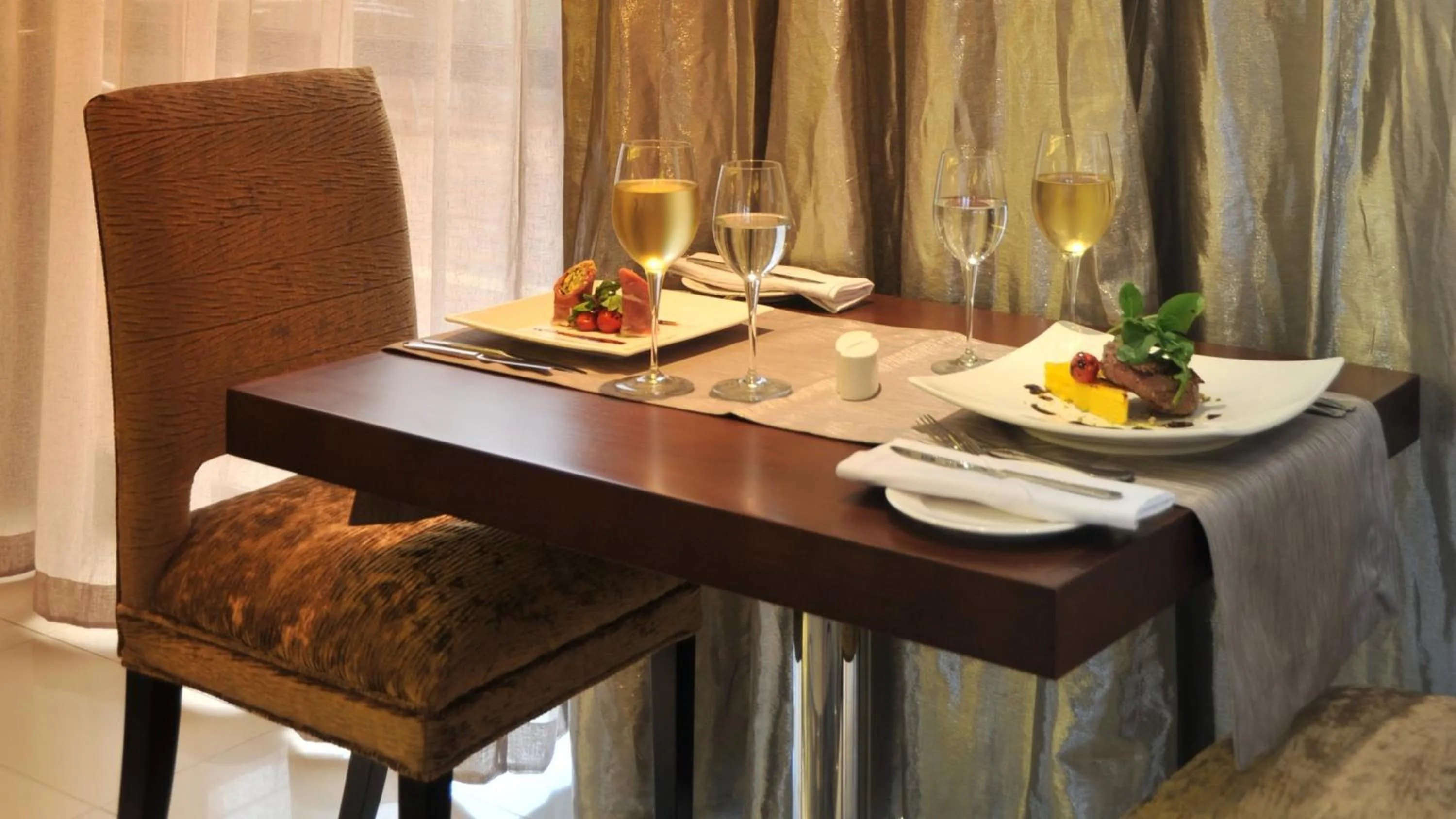 Restaurant/places to eat in Holiday Inn Johannesburg-Rosebank by IHG