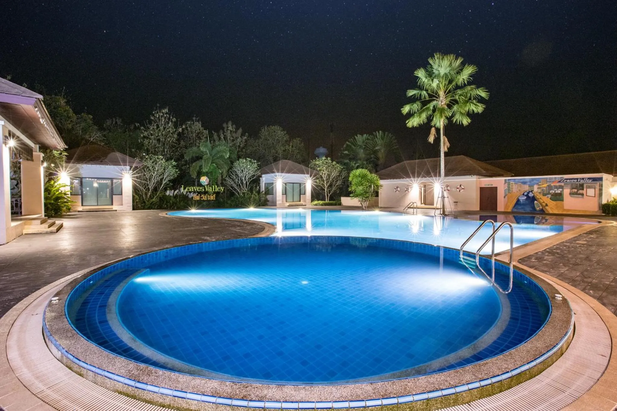 Swimming pool in Leaves Valley Resort