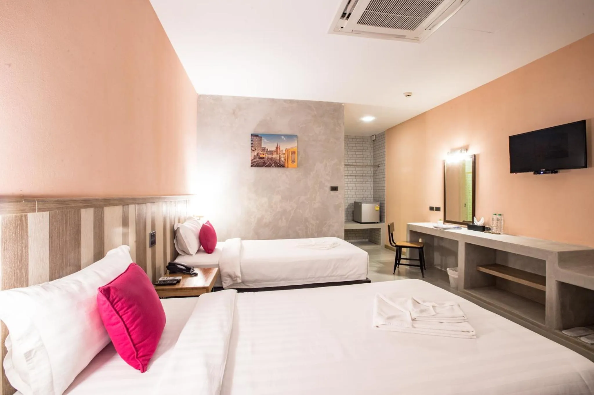 Photo of the whole room, Bed in Leaves Valley Resort