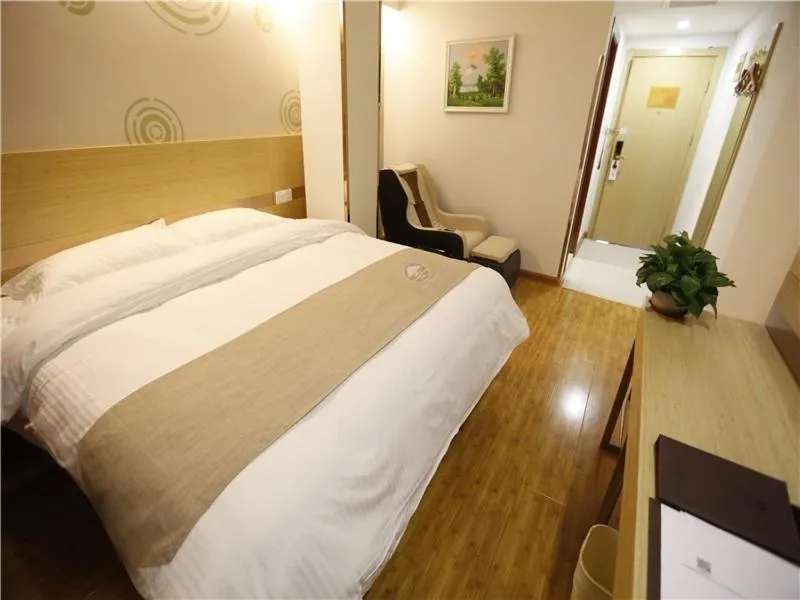 Bed in GreenTree Inn Beijing Chaoyang District Maquanying Subway Station Express Hotel