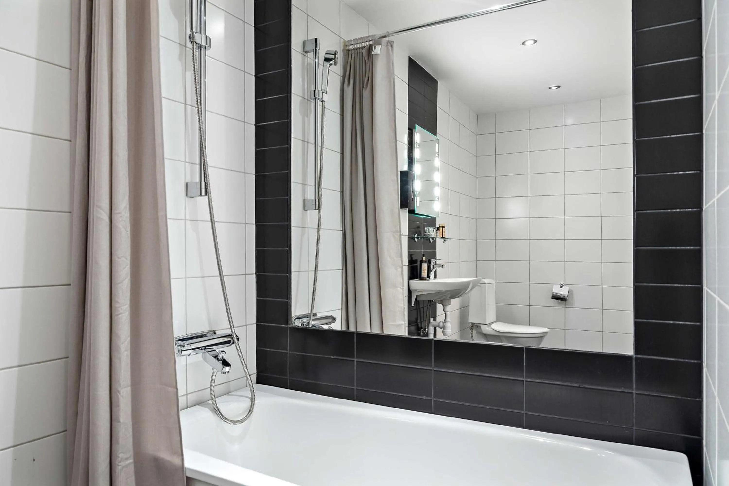 Bathroom in Donners Hotell