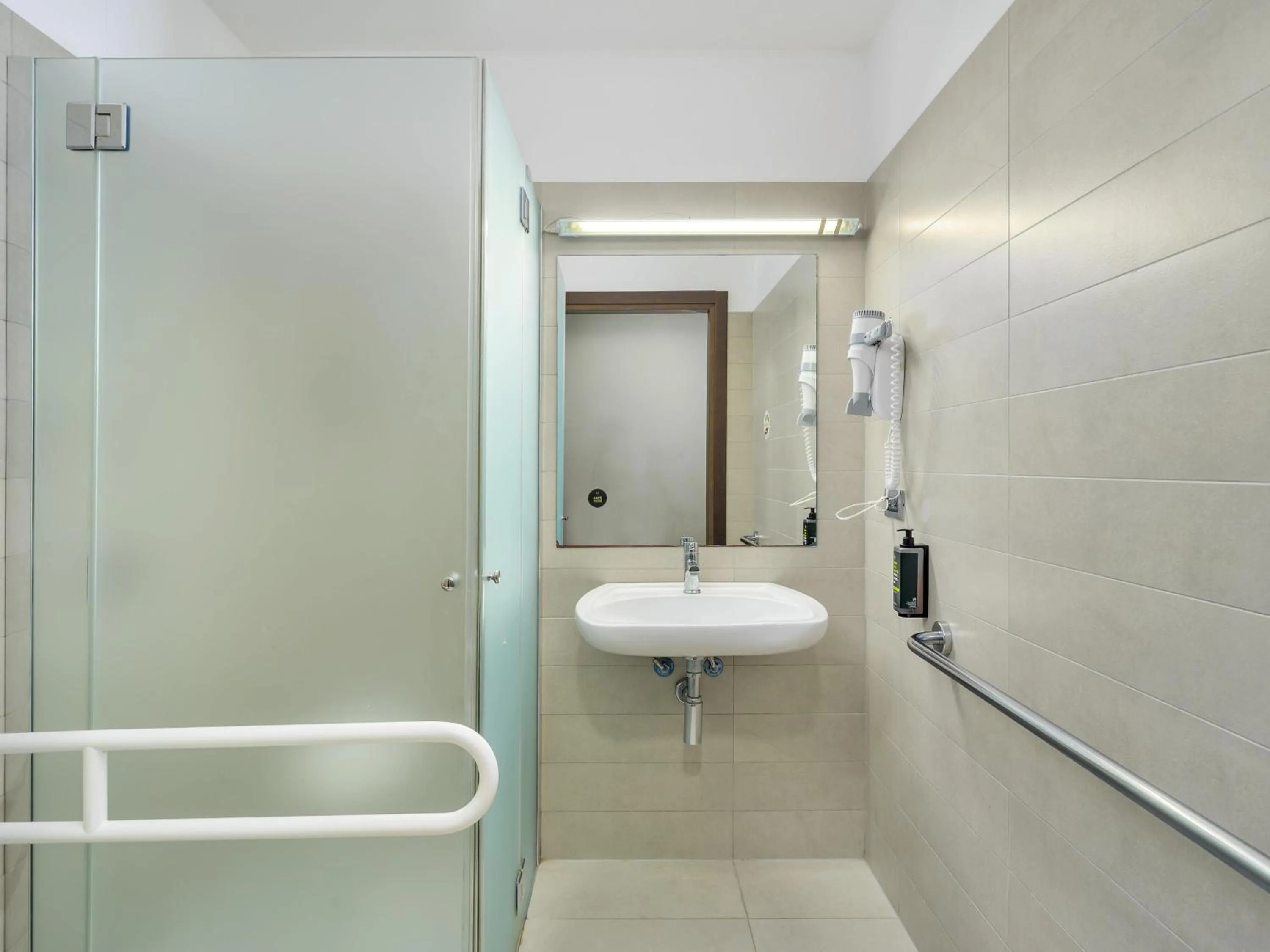 Bathroom in B&B Hotel Milano-Monza