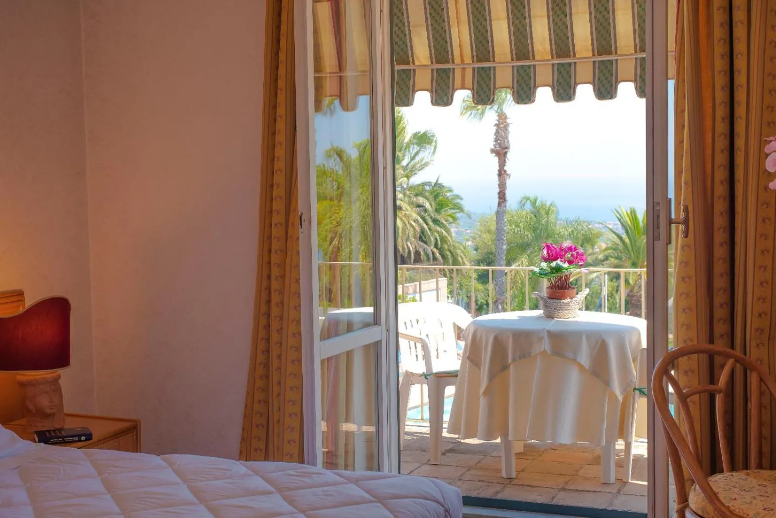 Balcony/Terrace, Bed in Orizzonte Acireale Hotel