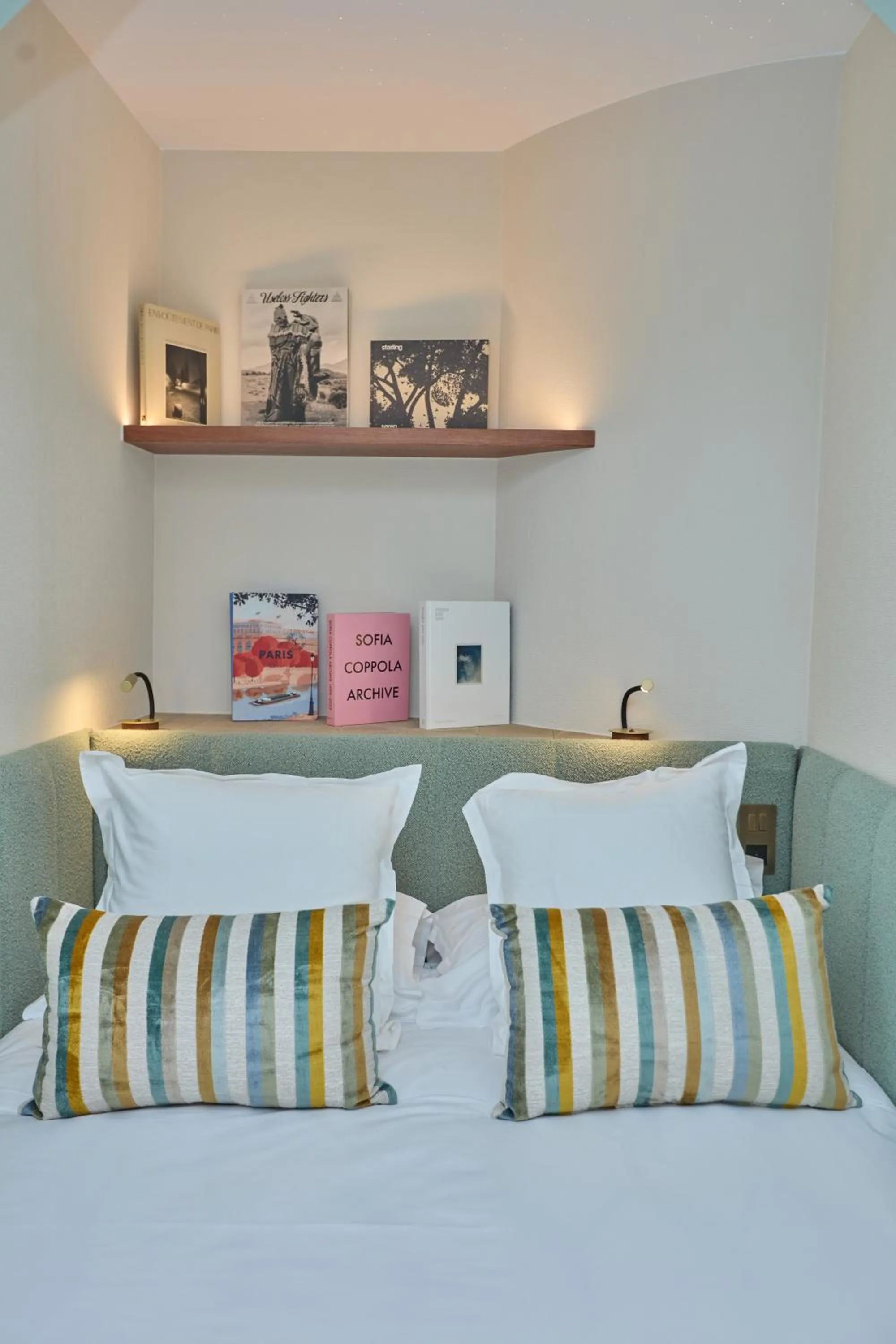 Bed in Hôtel Hiro Paris