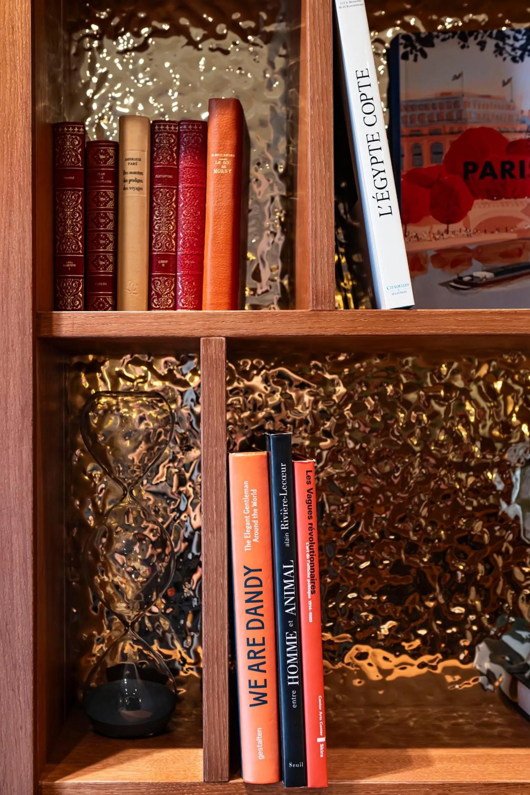 Library in Hôtel Hiro Paris